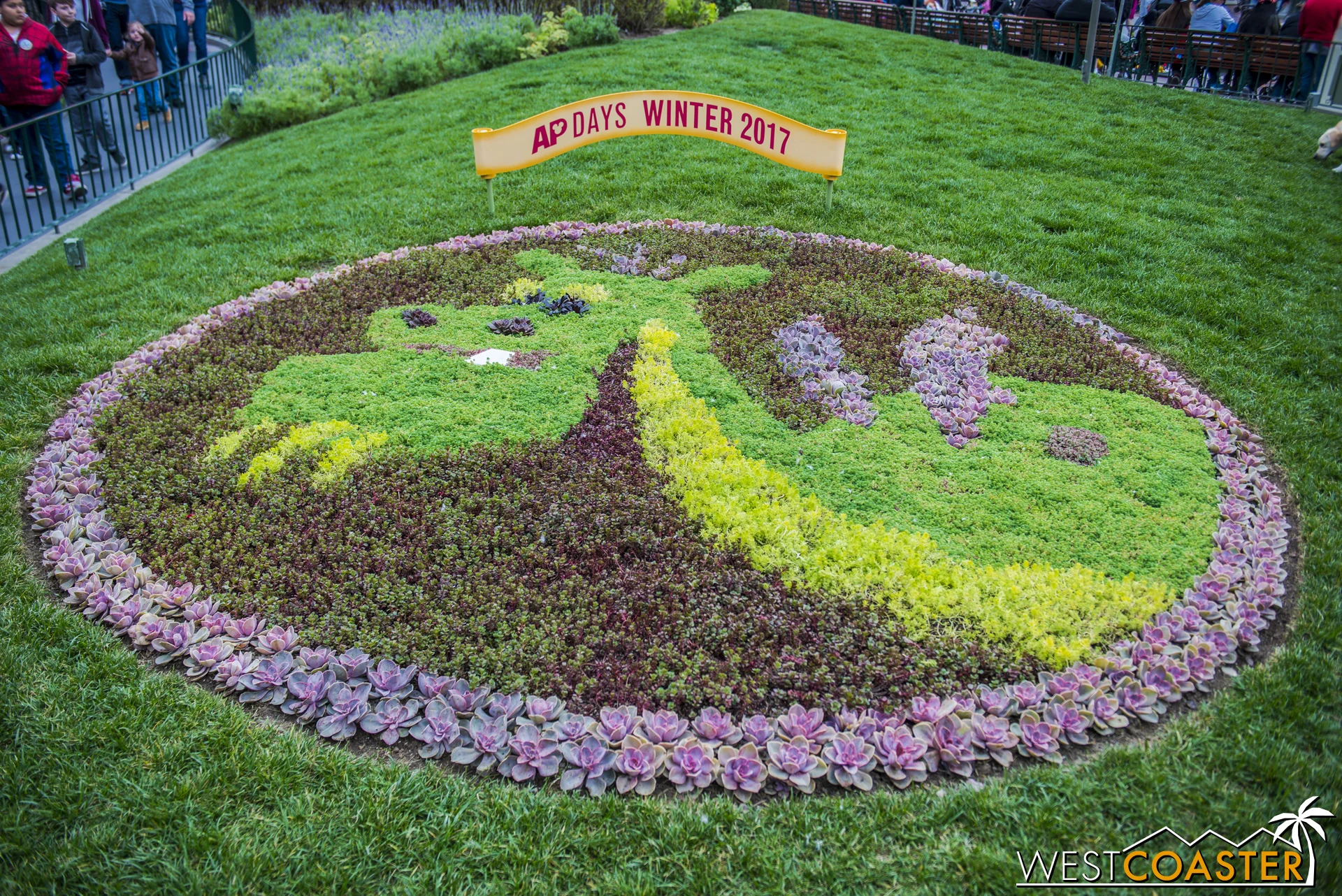 I feel ashamed for having missed this two visits in a row, but there's an adorable Elliott floral arrangement located off the main walkway between the Tomorrowland and Pixie Hollow entrances.
