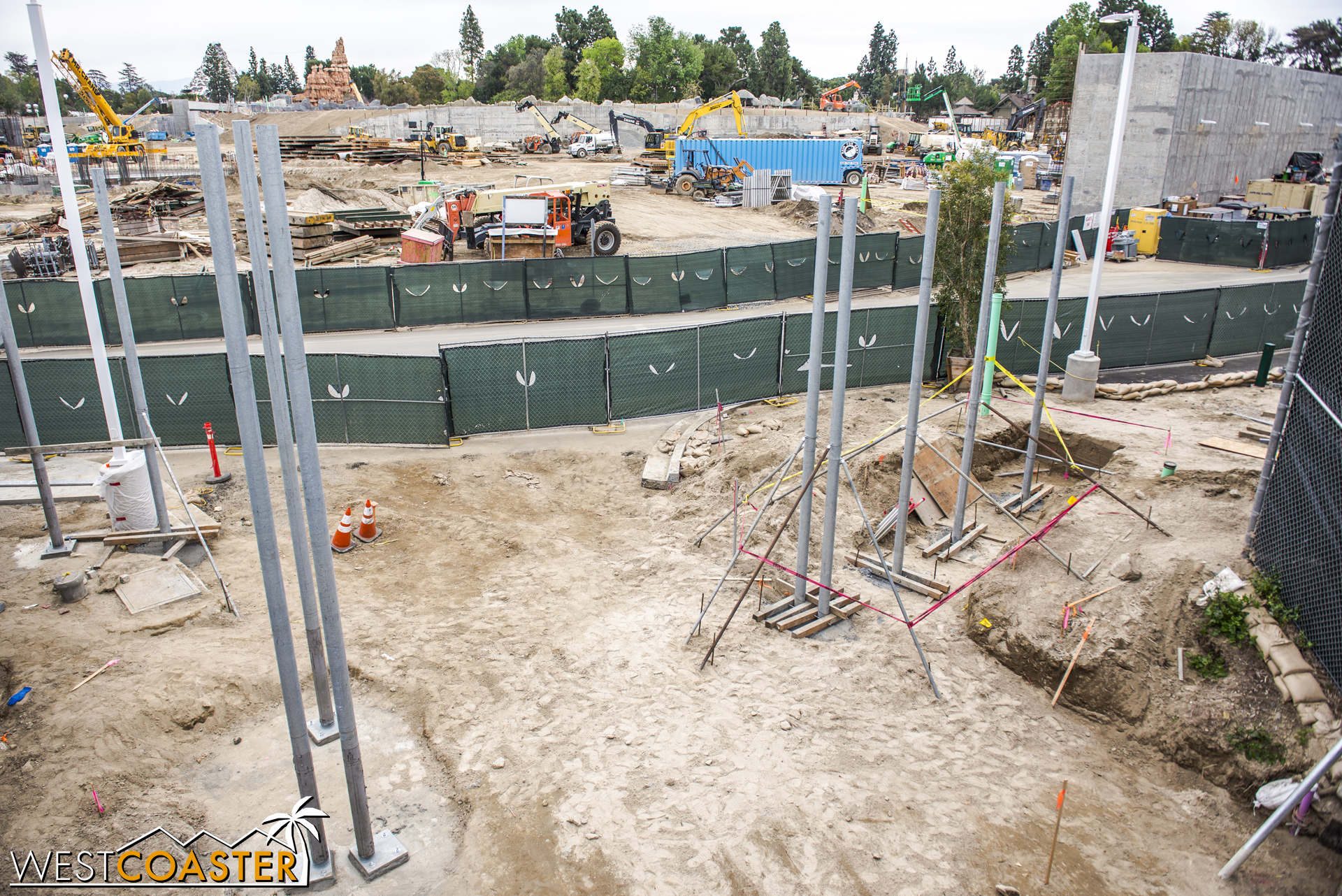  Remember the old access road that cut through the middle of the site when they were first just grading the soil?&nbsp; Well, that's gone now, and vehicles are now moving along the side, closer to the perimeter. 