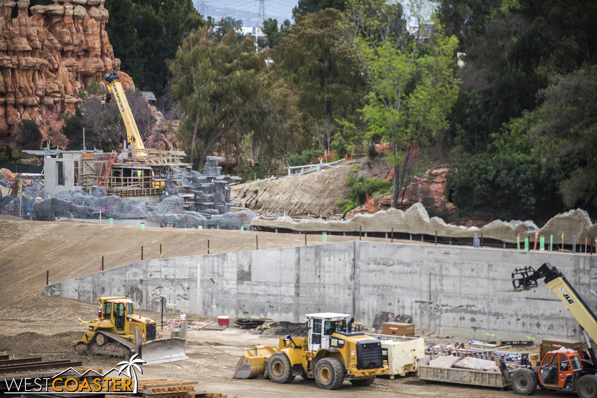 Lets pan along the back of the Rivers of America rocksand waterfall wall.