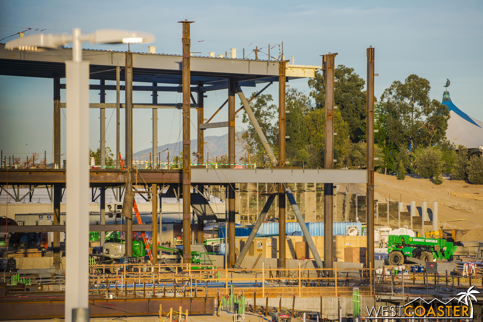 That last buckling-restrained brace still hasn't gone up along this part of the south wall. Would have expected that to happen by now. Hope this doesn't bend the schedule!