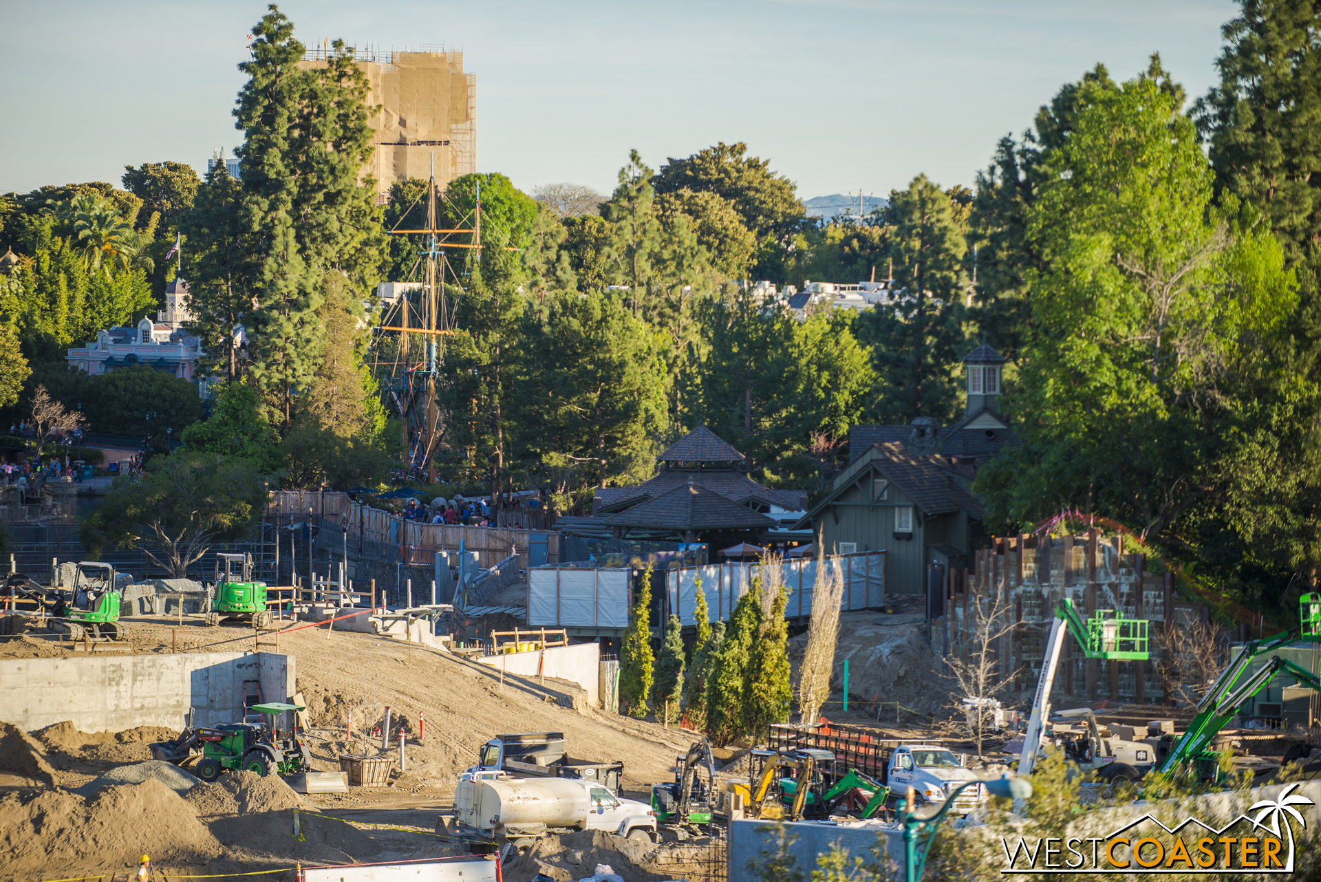  Guardians of the Galaxy is still fully concealed this week, but the back and one side of the building has actually been completely uncovered with scaffolding taken down to reveal the tower's new paint job, which might be best described as "Tomorrowl