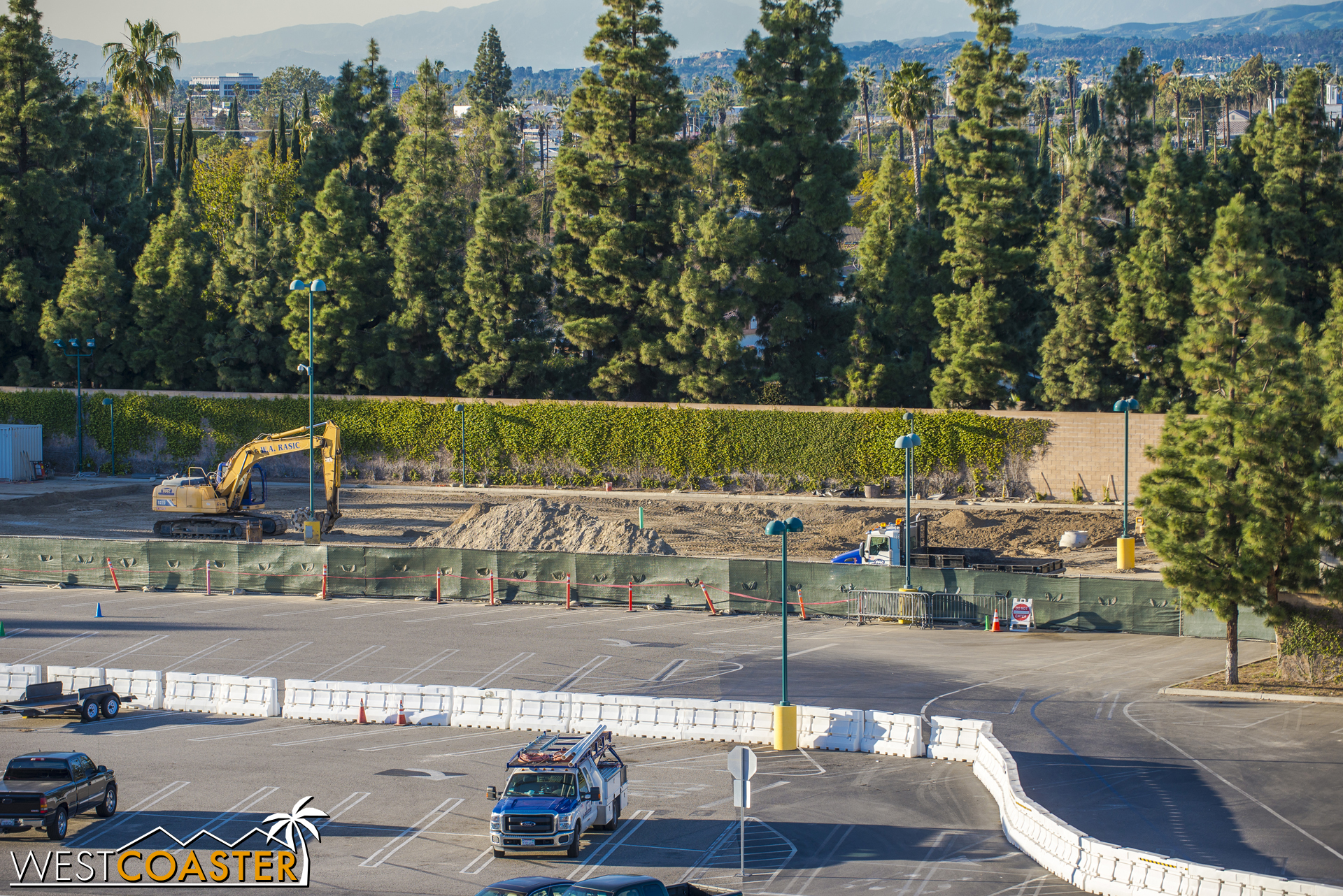 Nothing important here either, but if you're a dirt enthusiast, have it this photo.