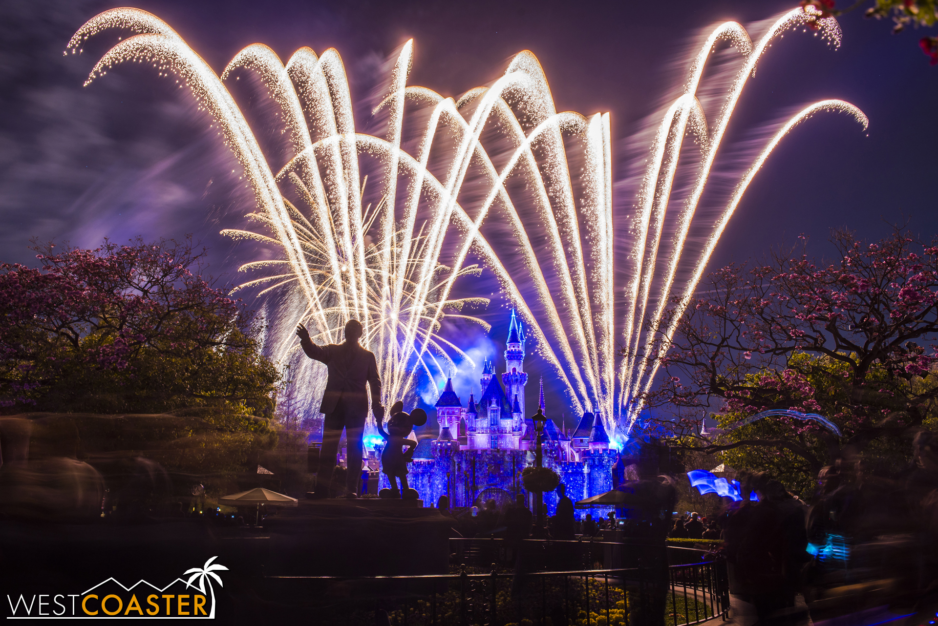  The park had warned earlier that the show might not go on at all due to the infamous high elevation winds, so it was a pleasant breath of fresh air that any show happened at all. 