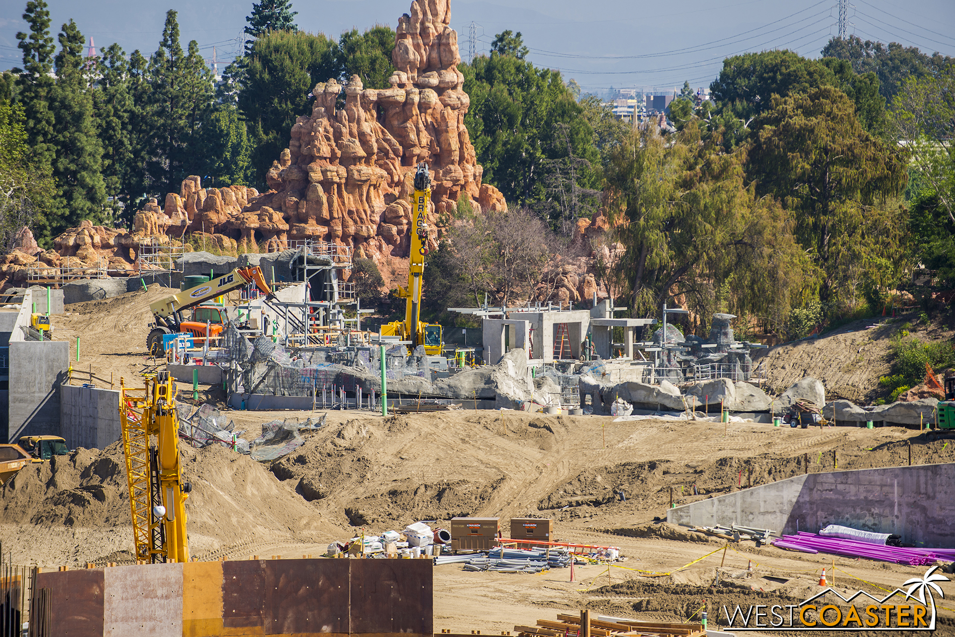 Moving onto the structures near one of the "Star Wars" Land main entrances... 
