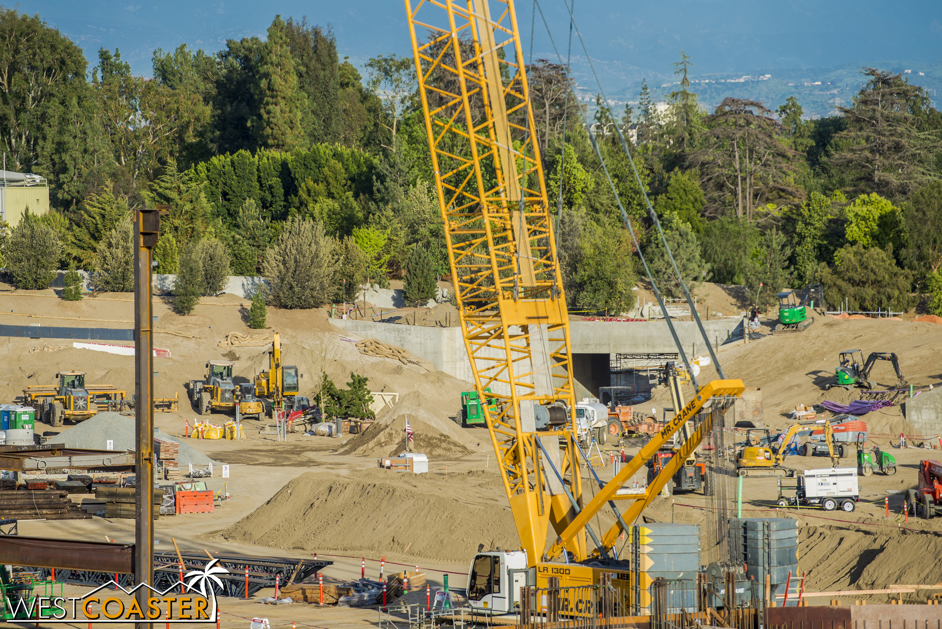  Finally, we'll focus on the back wall that separates "Star Wars" Land from the Rivers of America and Frontierland. 