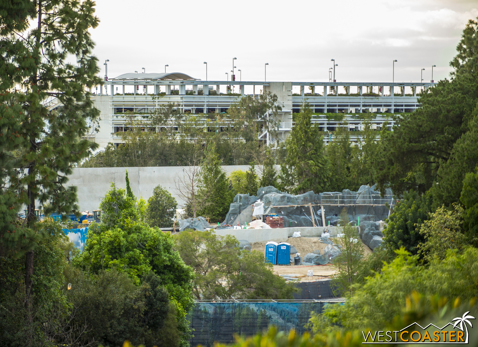  After all, Disney is pretty good with theming rocks.&nbsp; Also, here's an elevated view, with that big concrete wall in "Star Wars" Land beyond. 