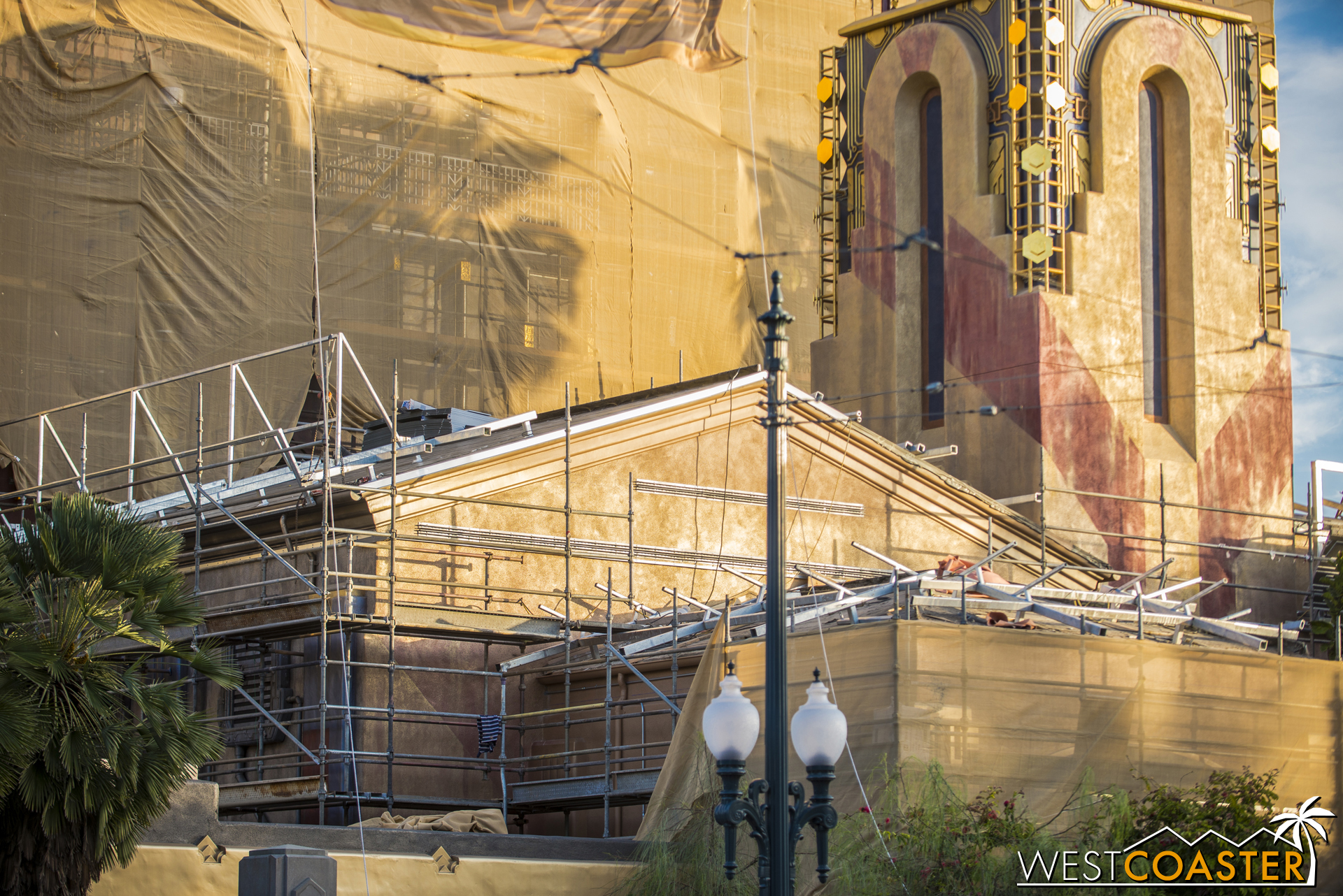  Work is now going on at the roof and facade of the lower volume housing the entrance of the ride. 