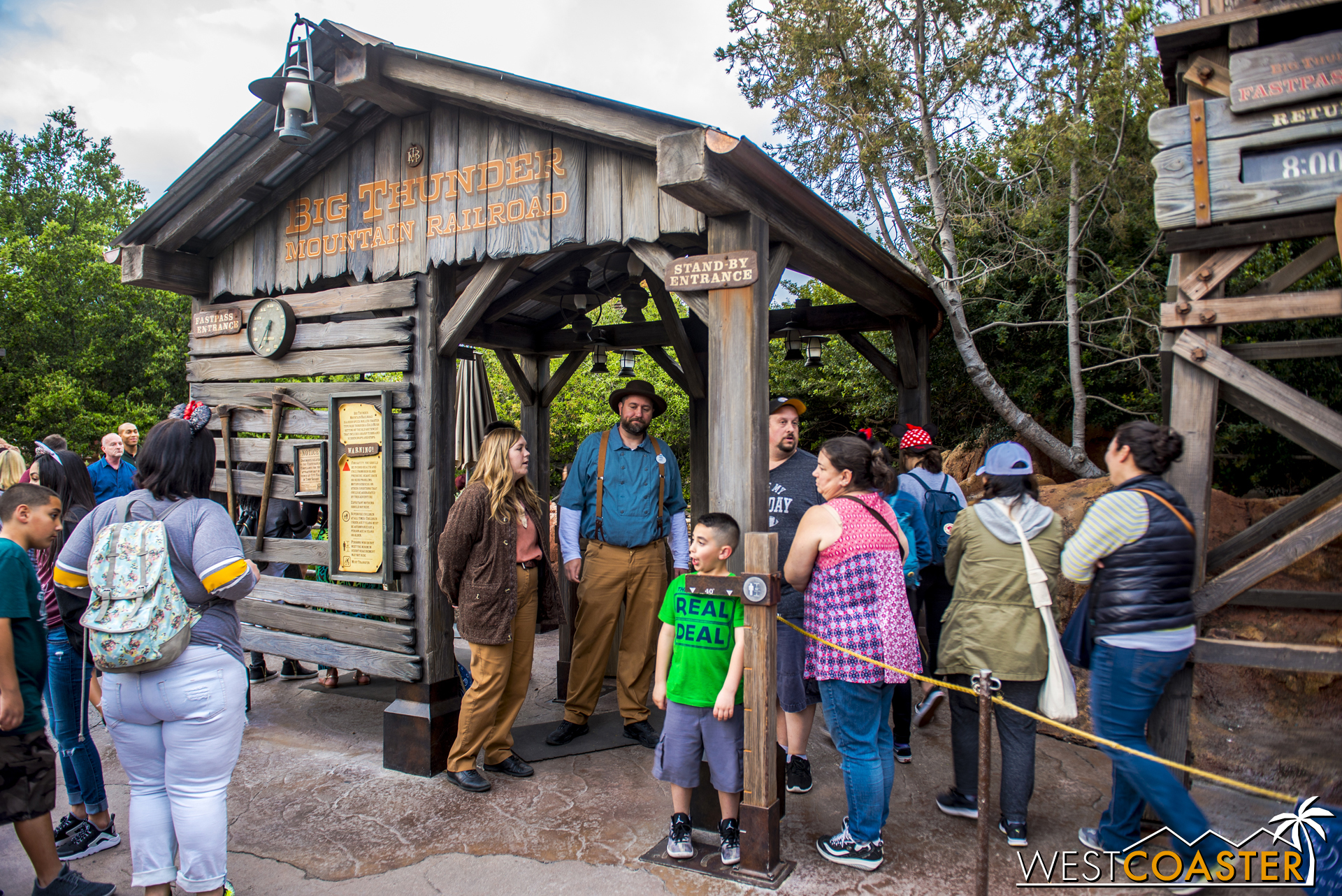Big Thunder Mountain also has a new entrance structur. No MaxPass bollard that I could see yet, though.