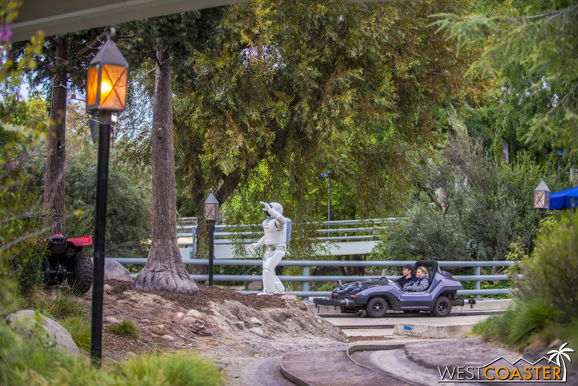 With the new Honda sponsorship, the theme of the ride now includes scenes with the robot ASIMO as he engages in driving/road trip adventures with his robotic bird friend.