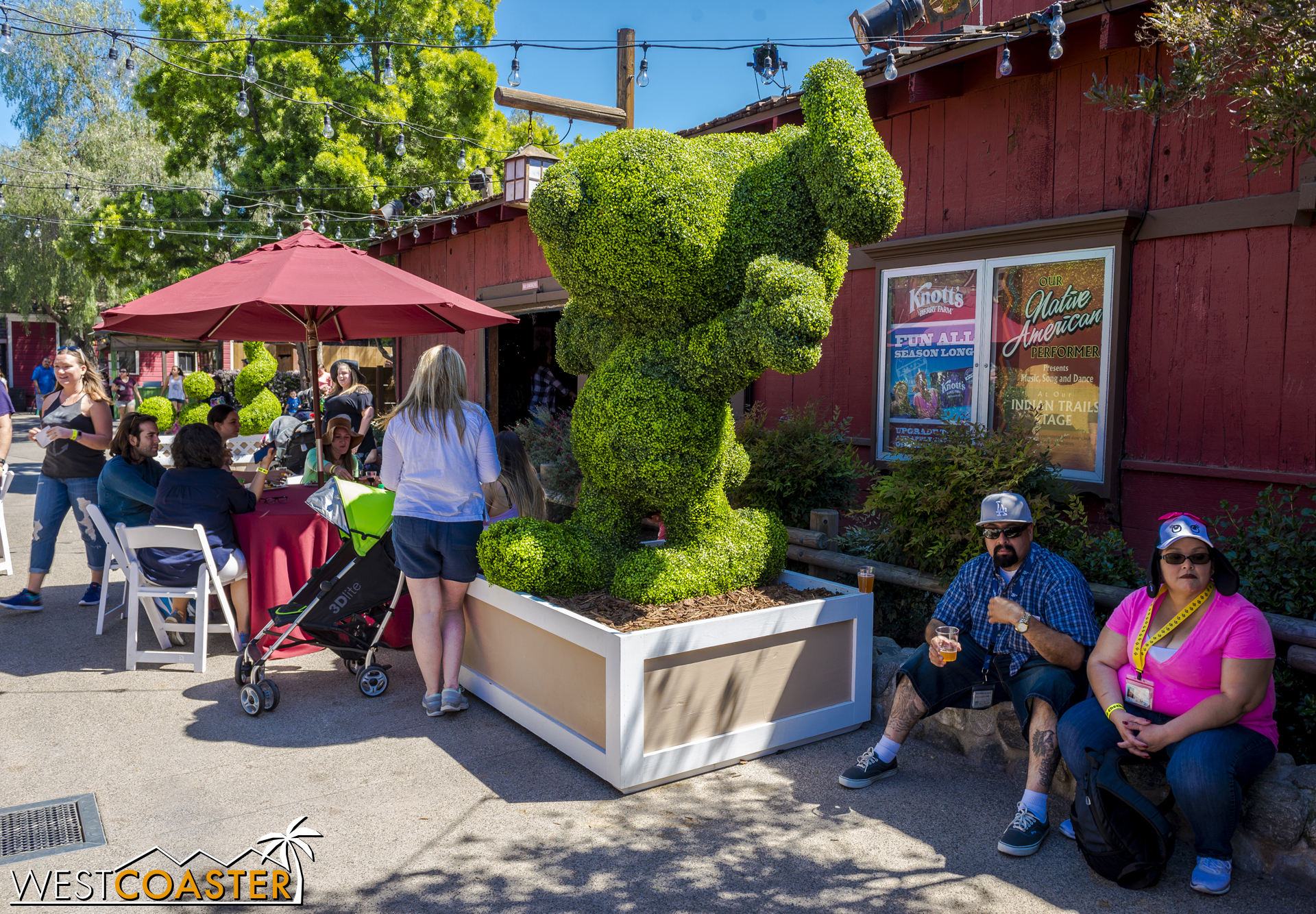  Some adorable topiaries help set the theming.&nbsp; I mean, c'mon... Snoopy!! 