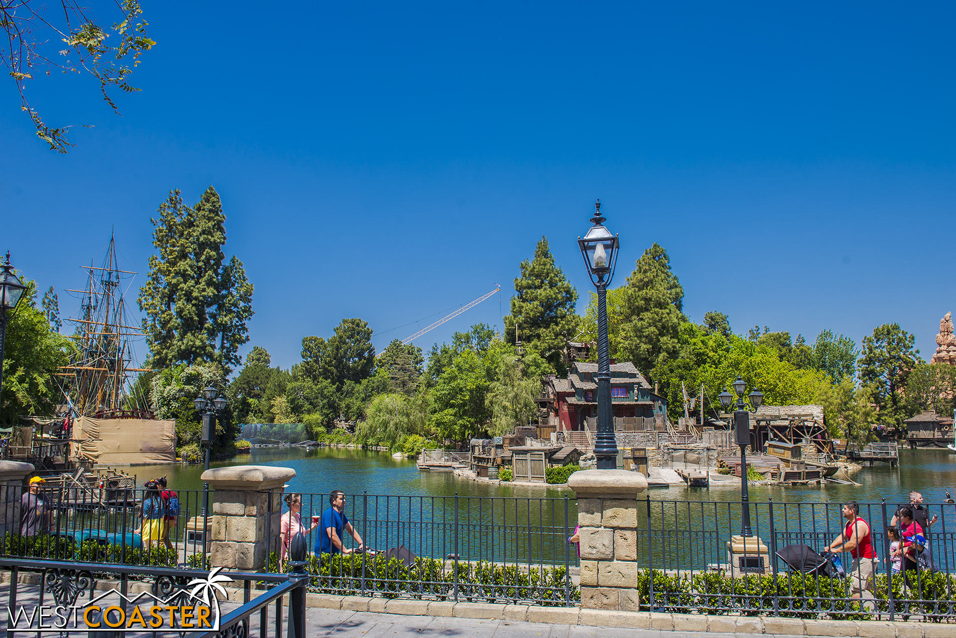  Now inside the park, lets take a look at the Rivers of America / "Star Wars" Land border from the guest side of things. 