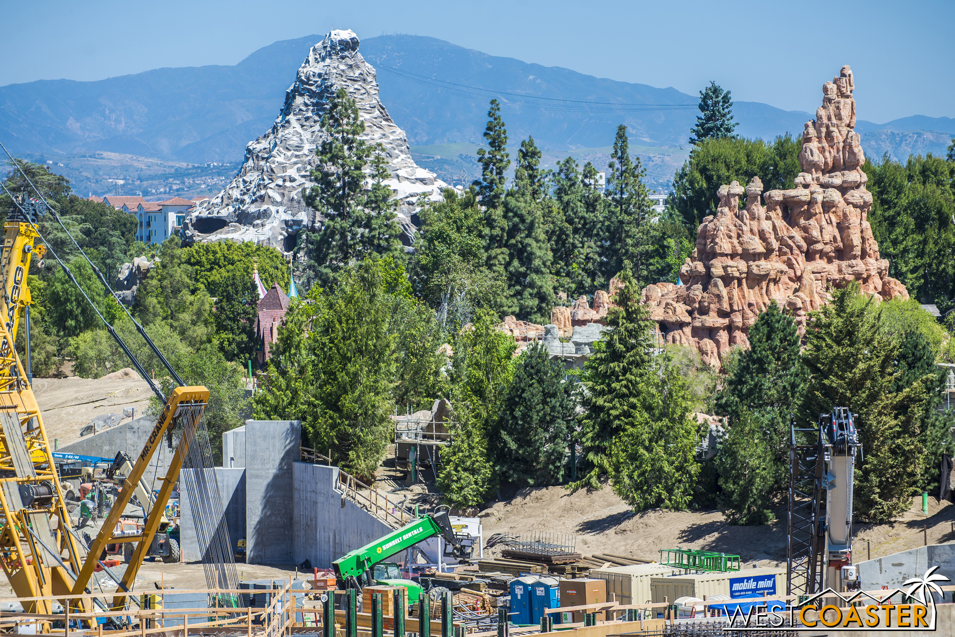  Not too much visual change here... except that those concrete structures and "watch towers" from a couple of months ago seem to be getting rockwork applied. 