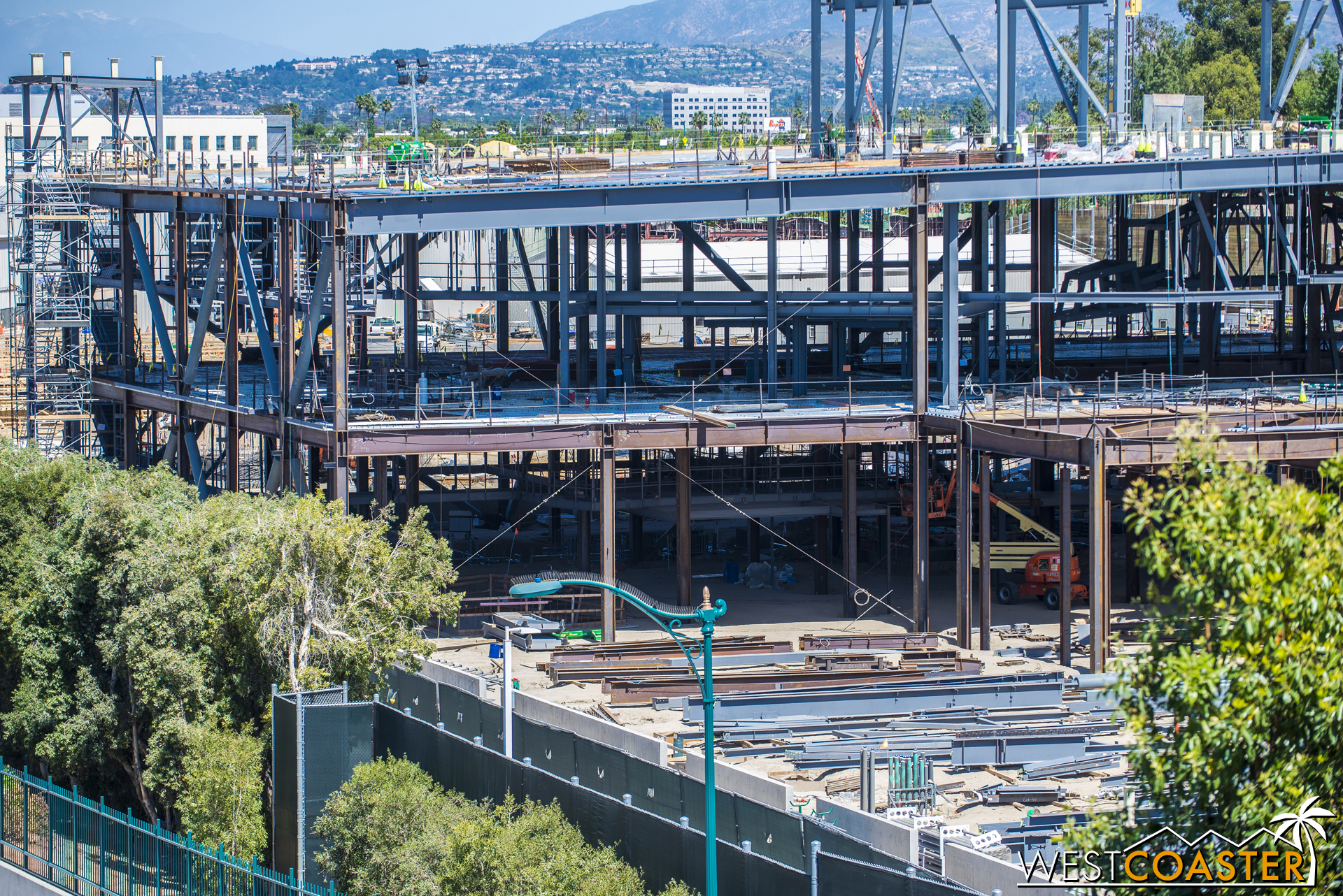  Not too much change on this side, at least not along the main skeleton.&nbsp; But secondary steel framing to support ride elements seems to be progressing. 