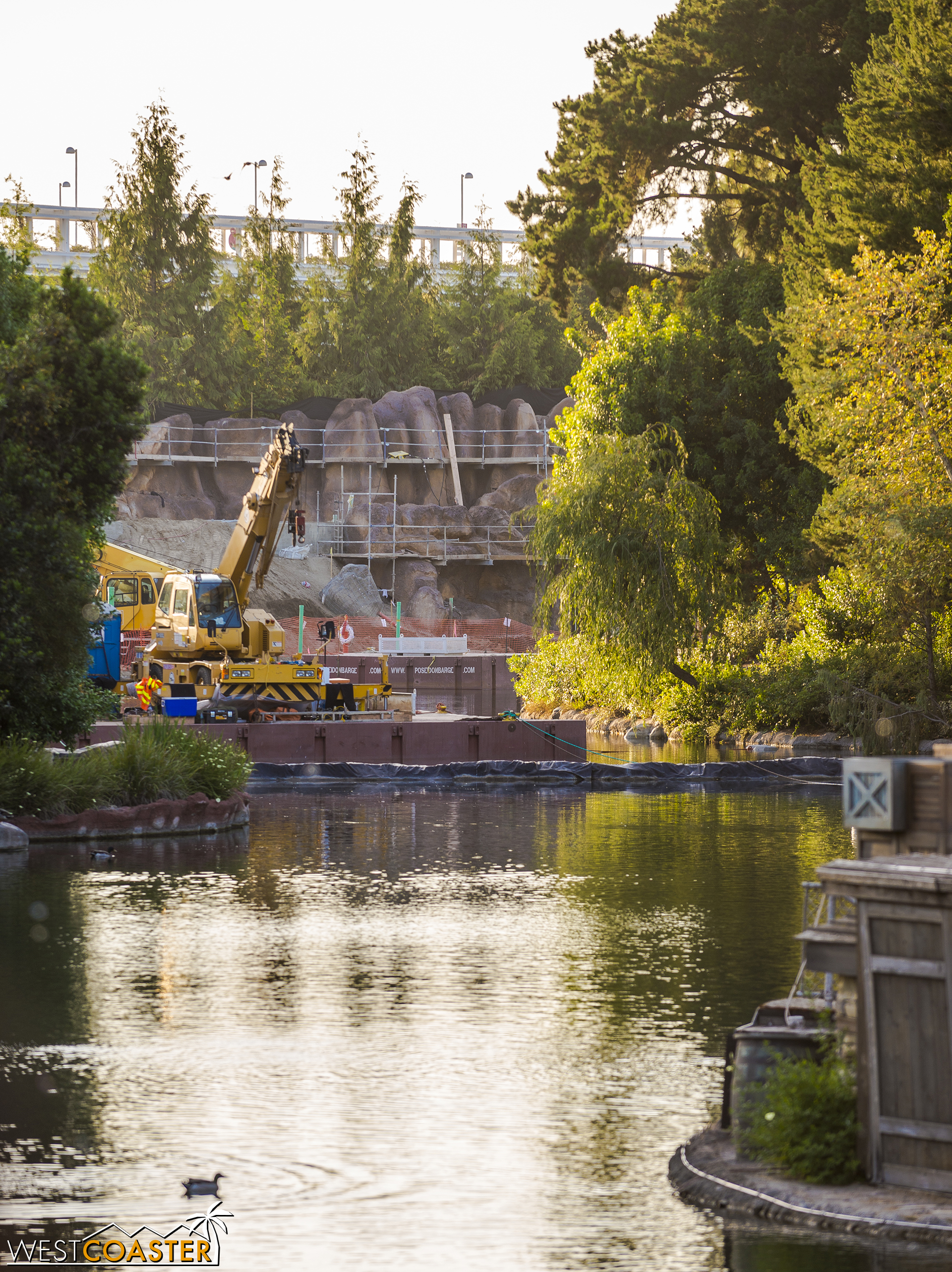  Here's a better angle of the Rivers of America on both sides of the dam--now both watery again! 