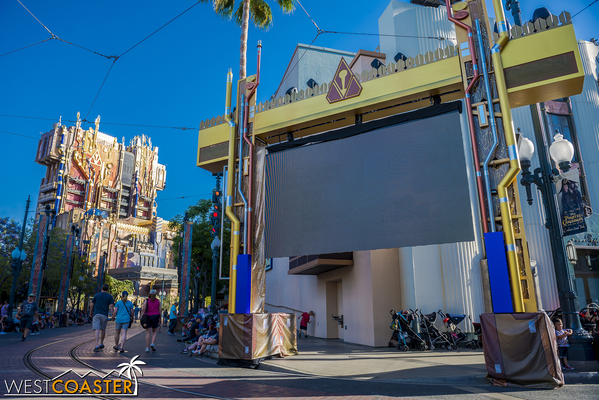  It feels Hollywood, even if the new Collector's Fortress looks completely out of place in this themed land. 