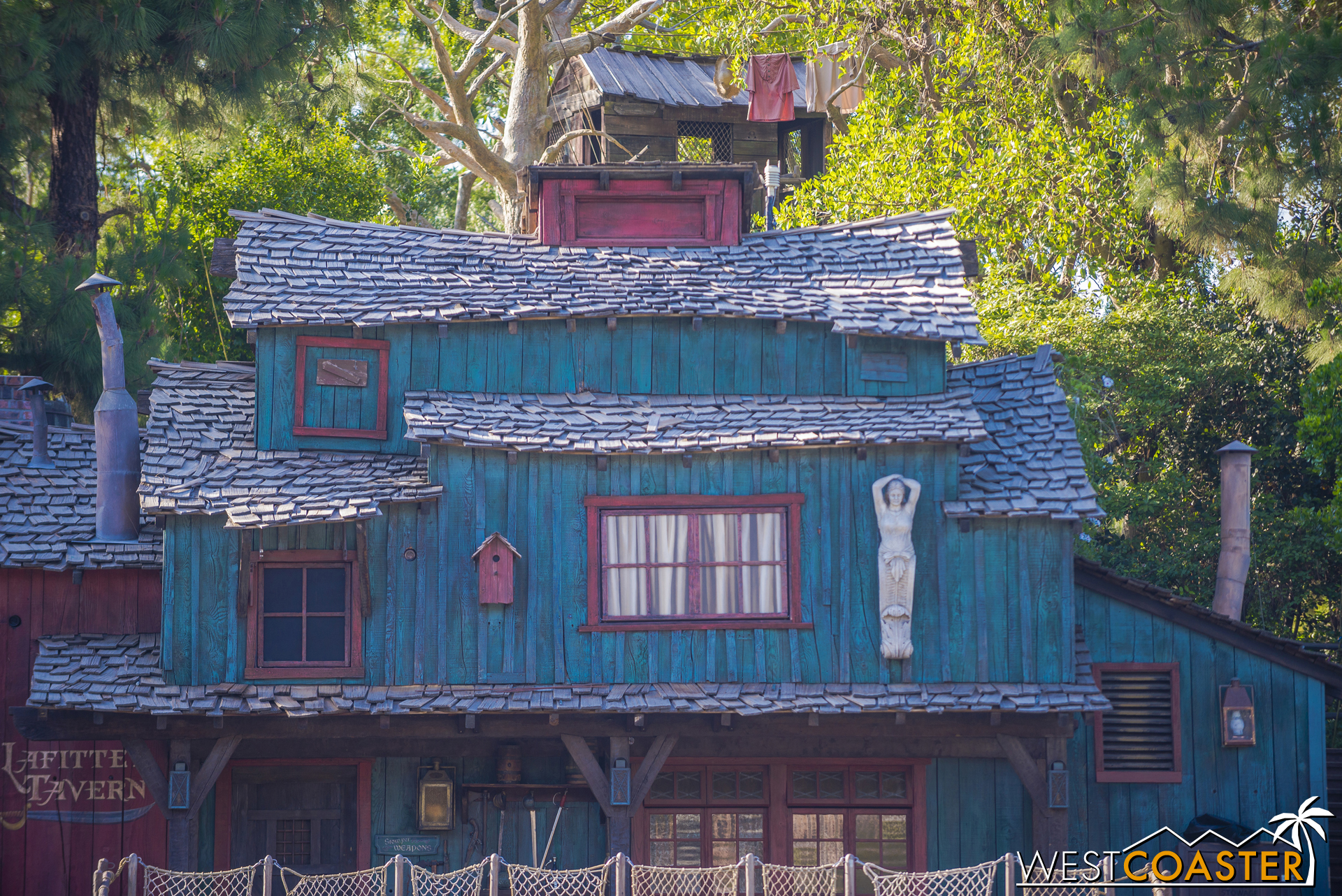  That window is so blatantly painted.&nbsp; It looks like a false panel hiding some sort of equipment.&nbsp; Should be interesting to see what part this plays in FANTASMIC! 2.0 (if any). 