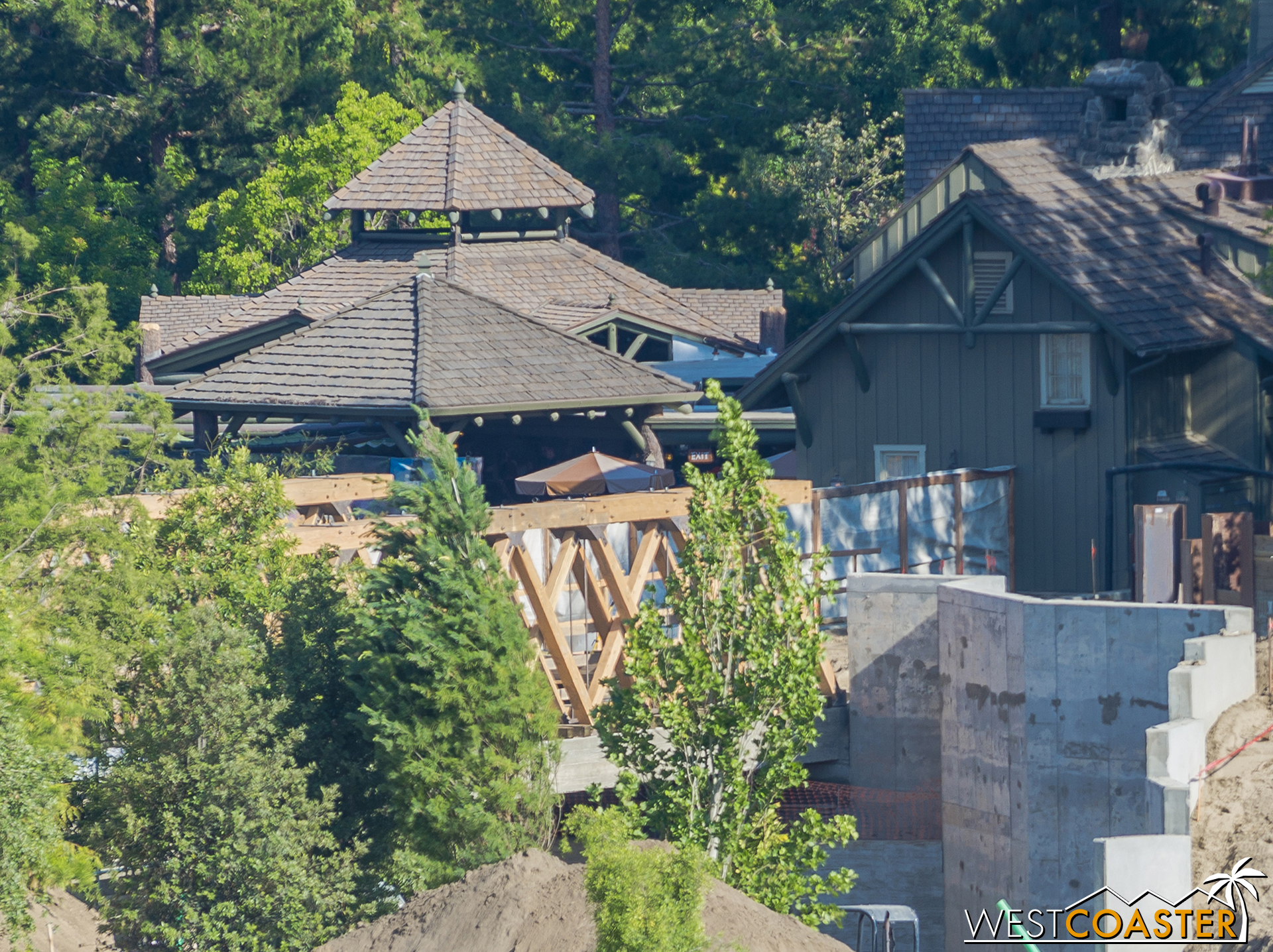  Check out that wooden truss spanning the bridge! 