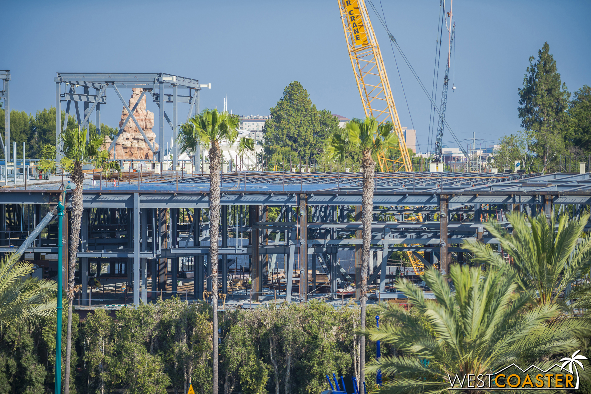  As you peer through all that steel, you can see a network of secondary columns and beams inside the building. 