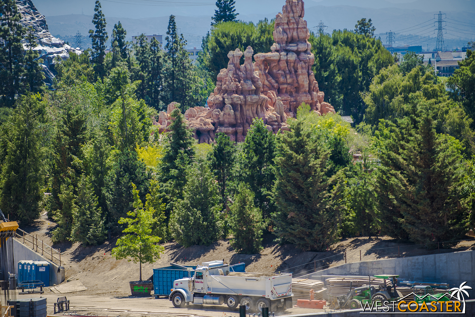  That nice, leafy berm will form an effective barrier between Western Frontierland and Sci-Fi "Star Wars" Land. 