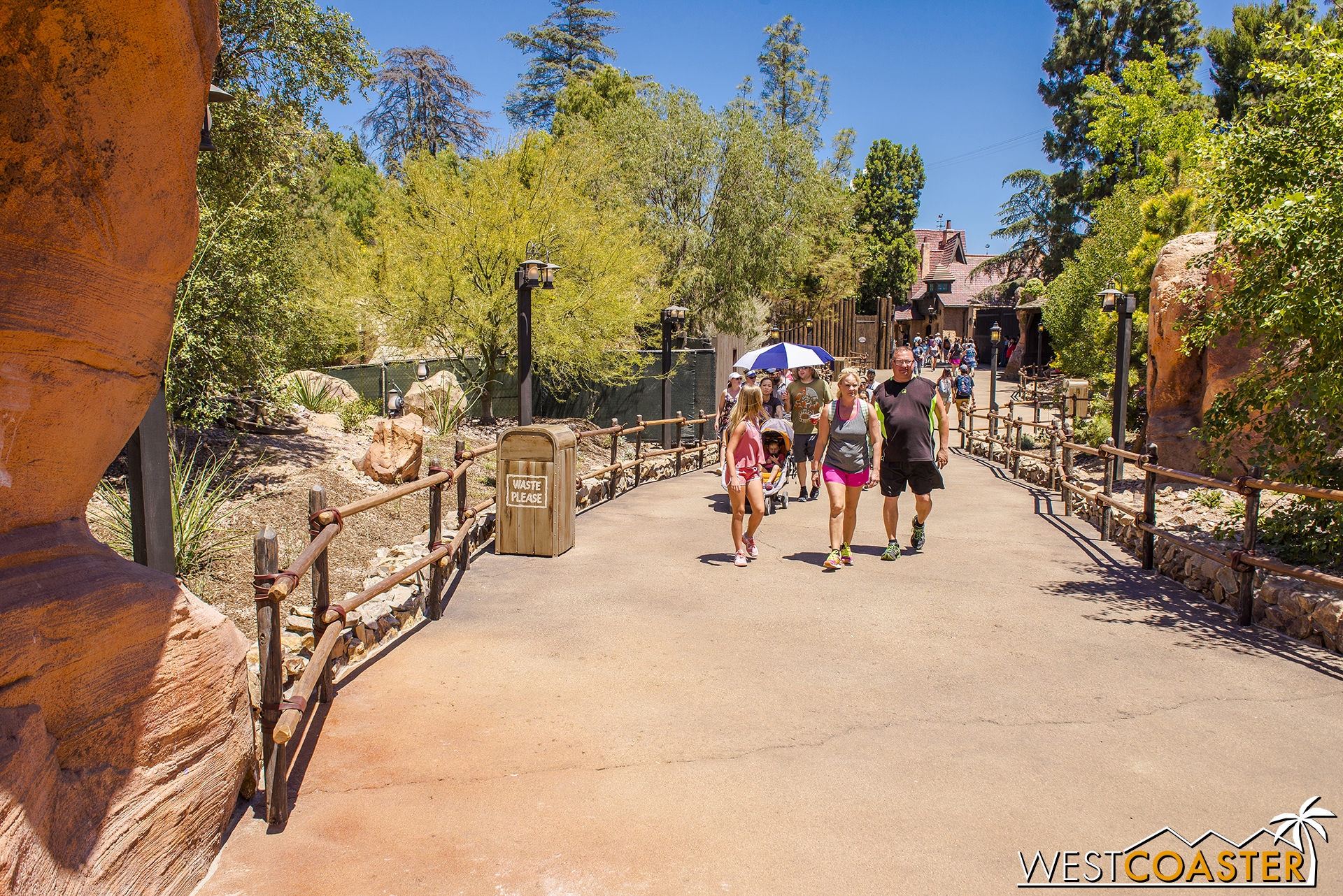  I was a bit surprised to see the trail with apparent pinch points, but this won't really be an issue once "Star Wars" Land opens.&nbsp; That narrower section will be less traversed, as most people will be bypassing it in favor of entering "Star Wars