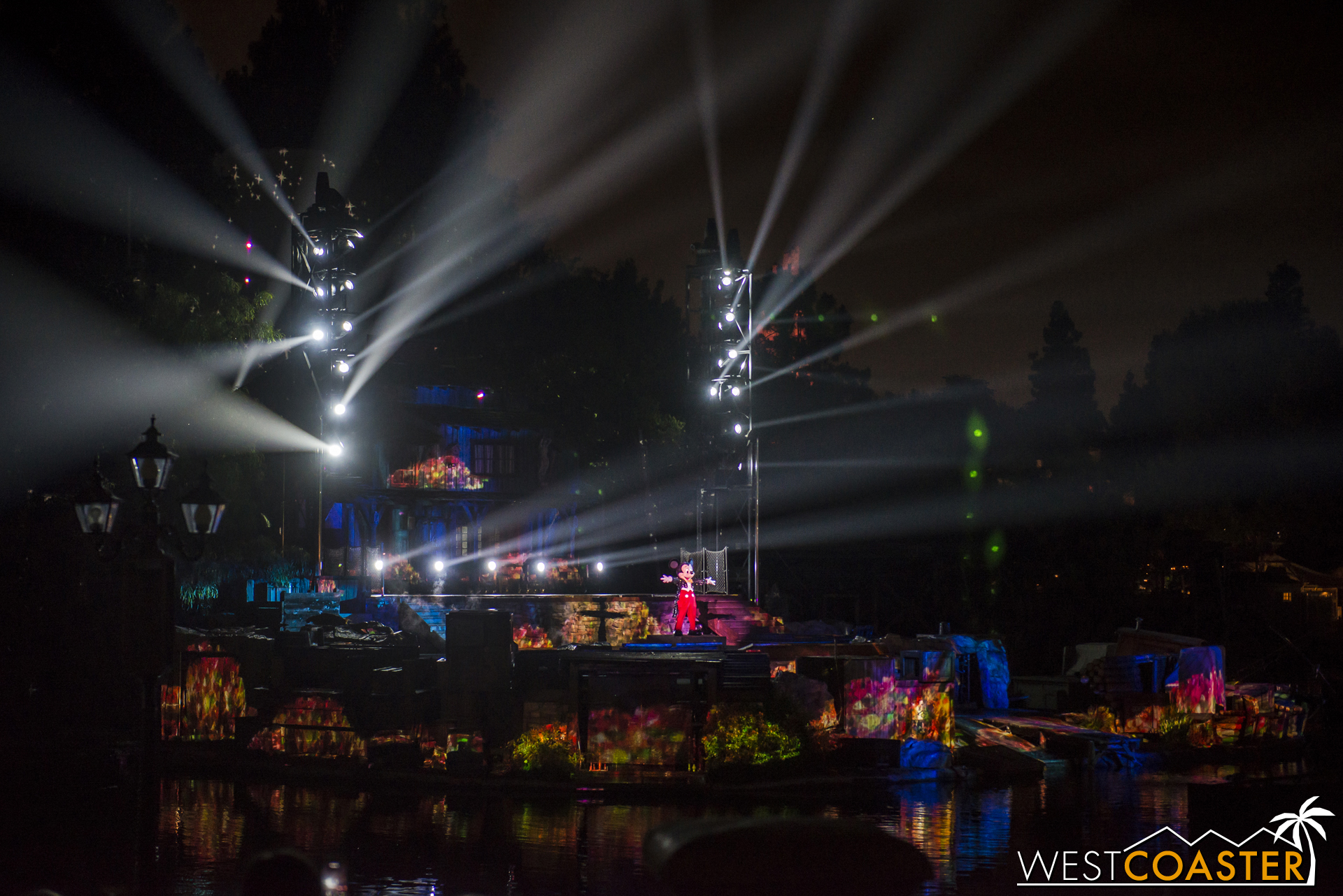  The show begins as it always does. "Welcome to FANTASMIC!" the narrator begins, outlining the plot summary of the show.&nbsp; But there are little differences here and there.&nbsp; The "Are the powers of Mickey's imagination..." line has been remove