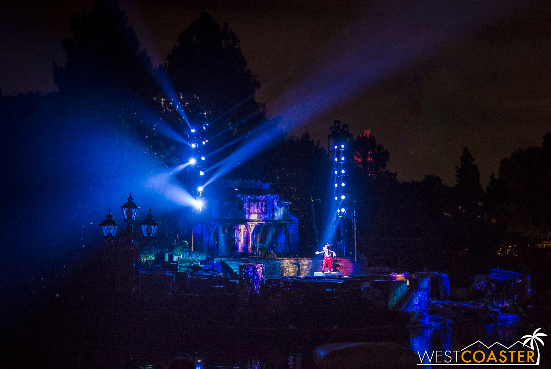  This modified scene sees Mickey discovering the wonders around him and his powers at manipulating his imagination via pyro bursts and projected effects.&nbsp; Fans who have seen Tokyo Disney Sea's FANTASMIC! may also recognize a momentary prelude to