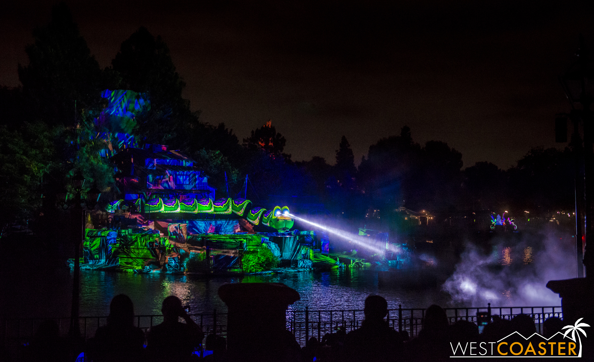  Kaa still appears on stage, though, and despite the  Lion King  soundtrack playing (with similar notes to Tokyo Disney Sea's FANTASMIC!'s  Lion King  segment too), it's more of a general jungle montage. 