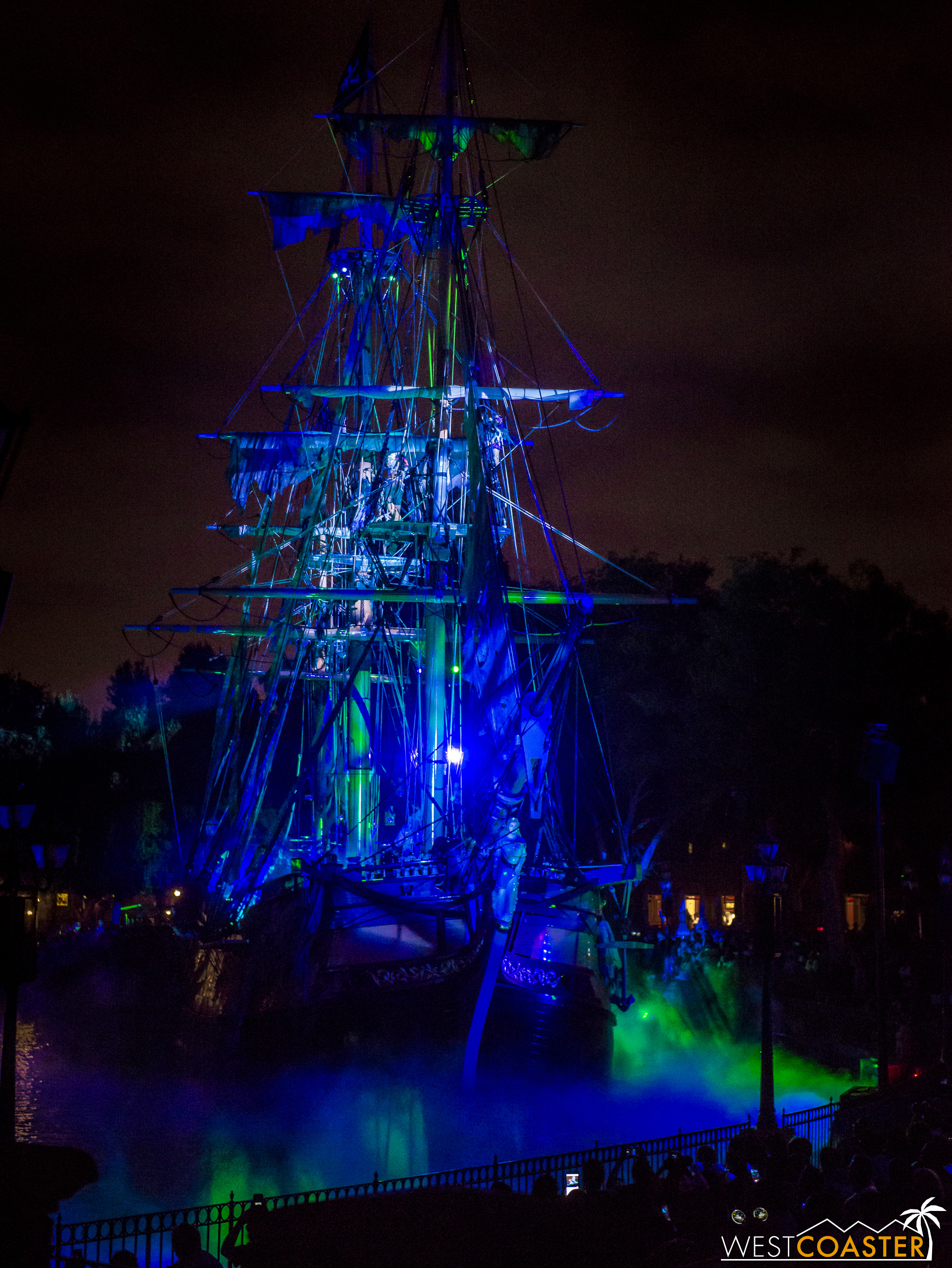  There were rumors of moving projections supposedly being cast onto and synchronized with the ship, but I didn't see anything of that sort during my viewings.&nbsp; Admittedly, this would be a very technically complex endeavor requiring significant c