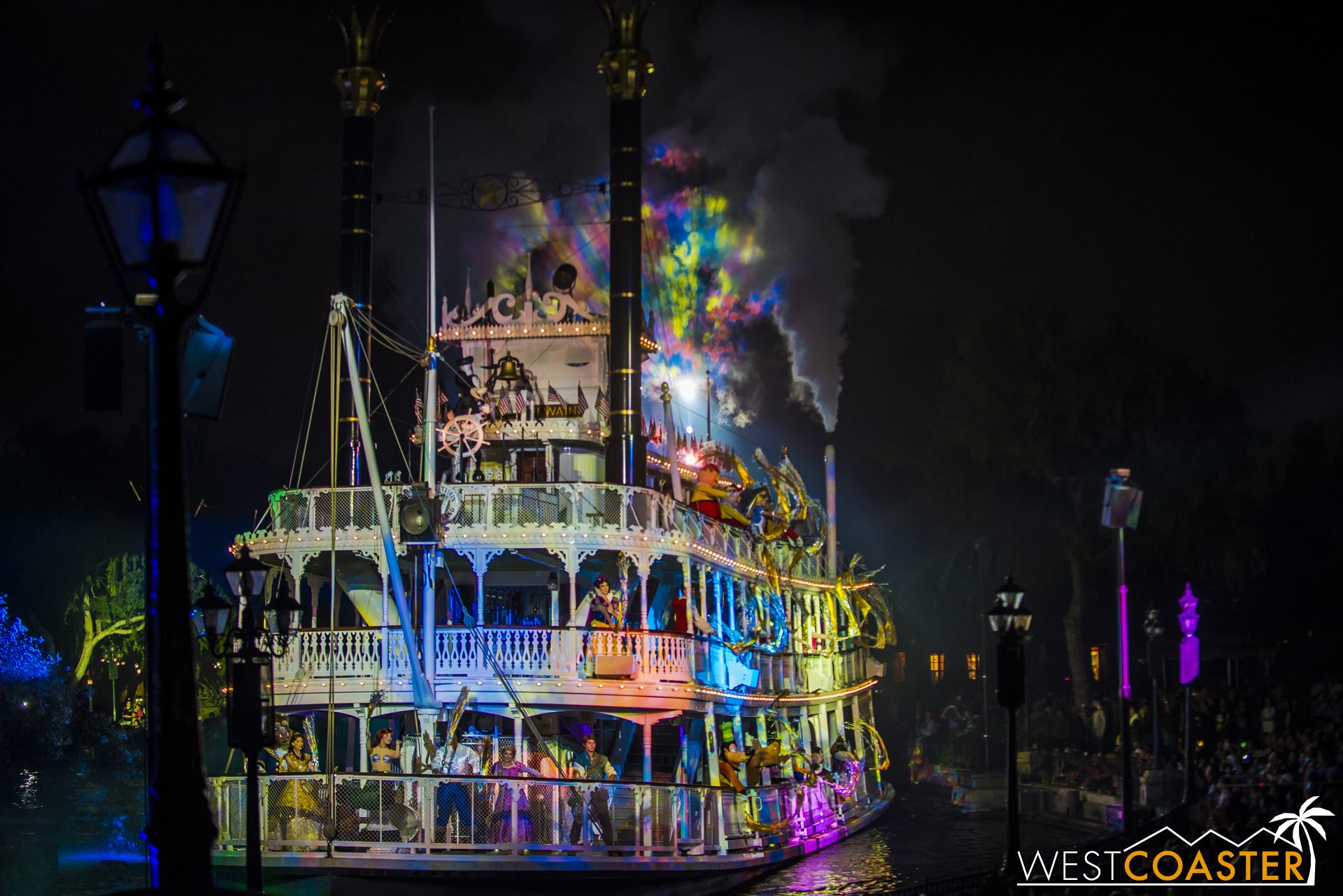  The Mark Twain sails around, with a host of familiar characters twirling ribbons as the FANTASMIC! theme resounds over the Rivers of America again. 