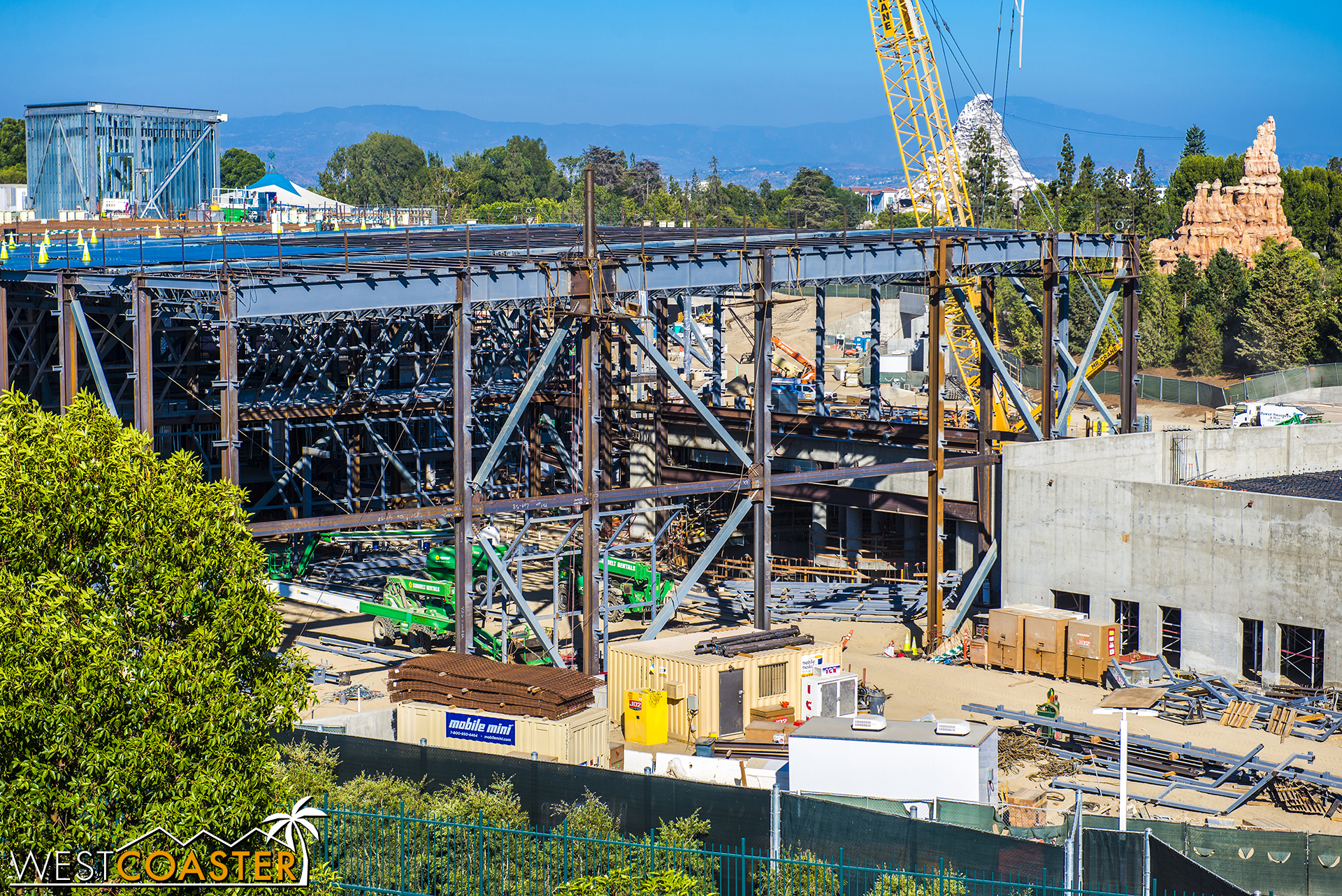  The steel framework for the main First Order building looks just about completely built out.&nbsp; At least for the building footprint. 