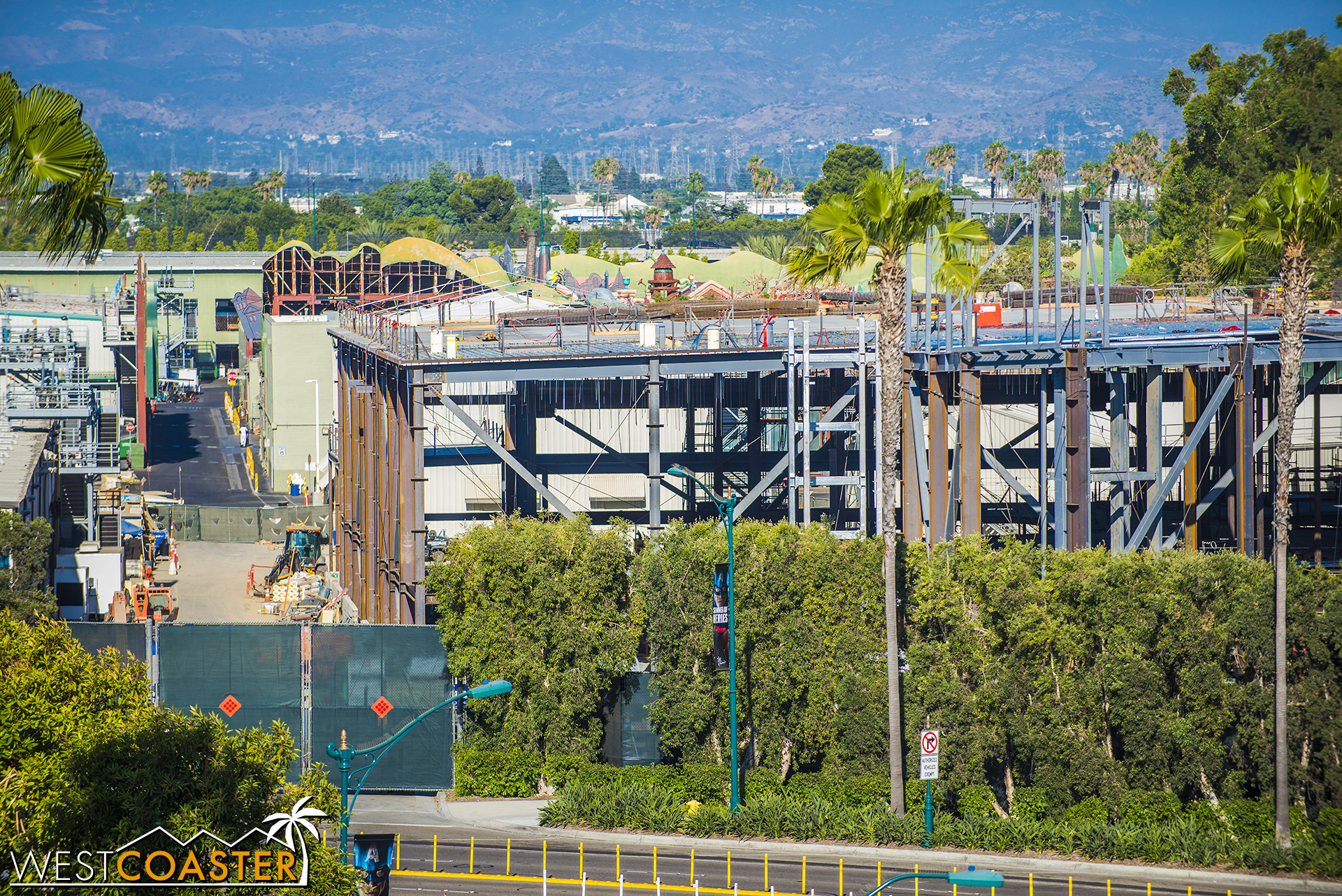  Though it's hard to tell from this perspective, it appears that the steel framing of the building itself has been built out through its full footprint also! 