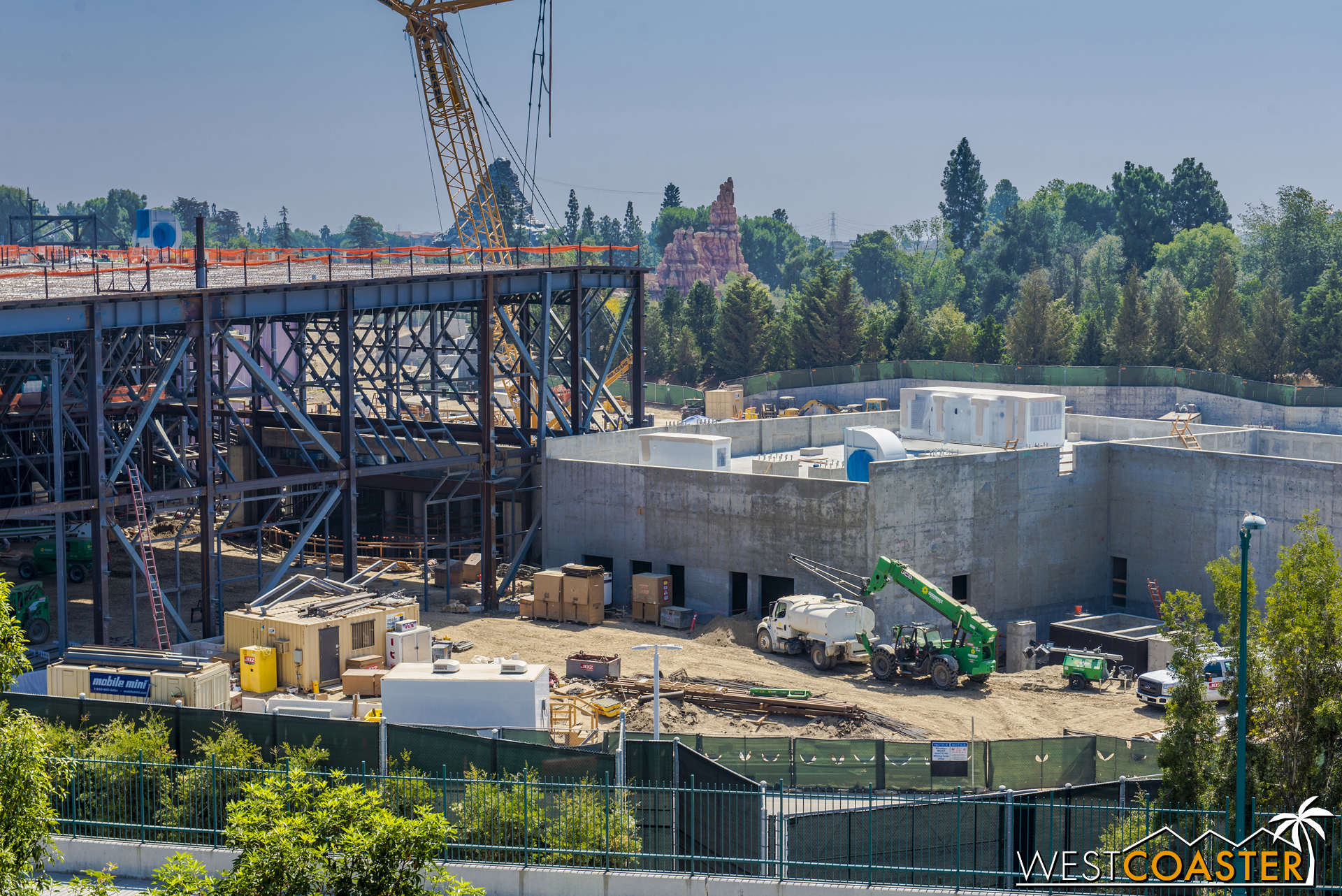  Starting on the south end of the First Order building, we see that the concrete building now has things on its roof! 