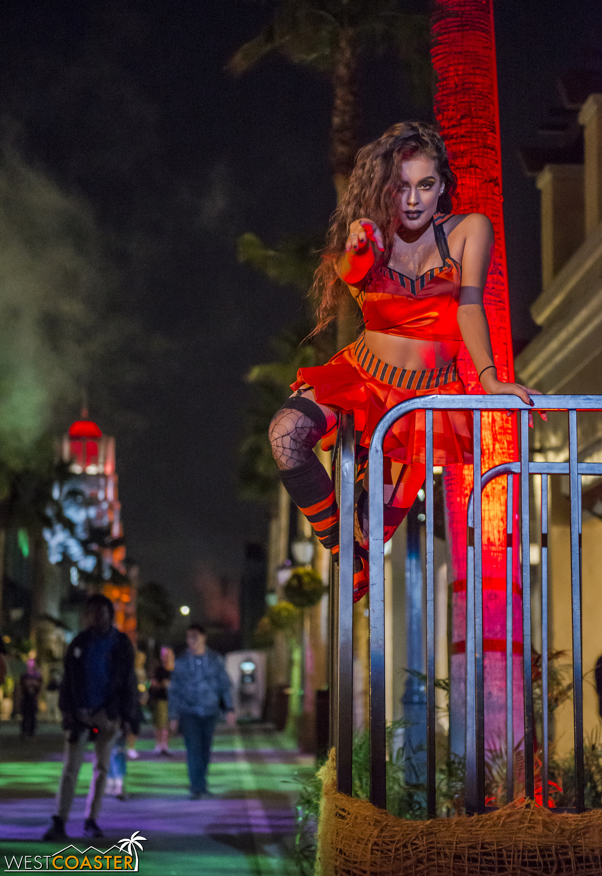  Of course, "zhe dancing girls" are always a welcome sight at Horror Nights! 