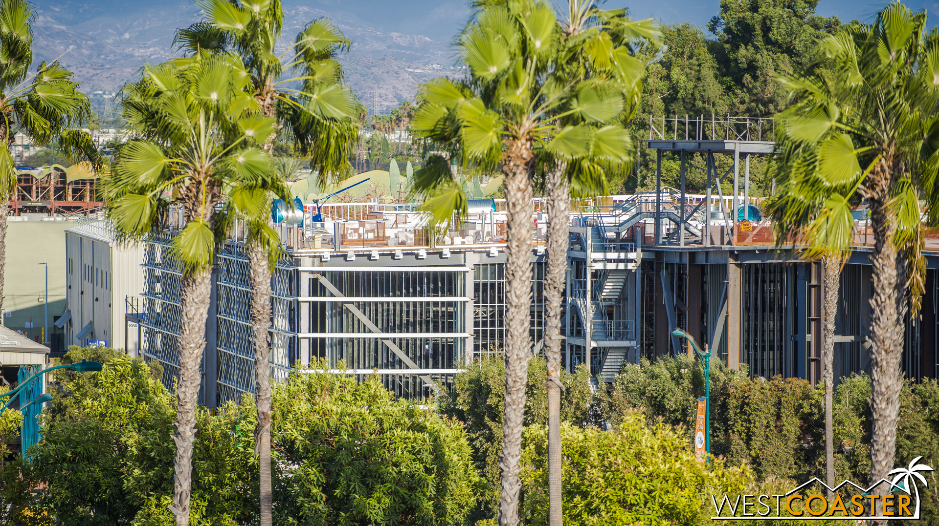  Onto the main Millennium Falcon building, you can see similar metal ledges and strapping on the left edge and facade facing the camera, soon to receive their Death Star Gray wall panels too. 