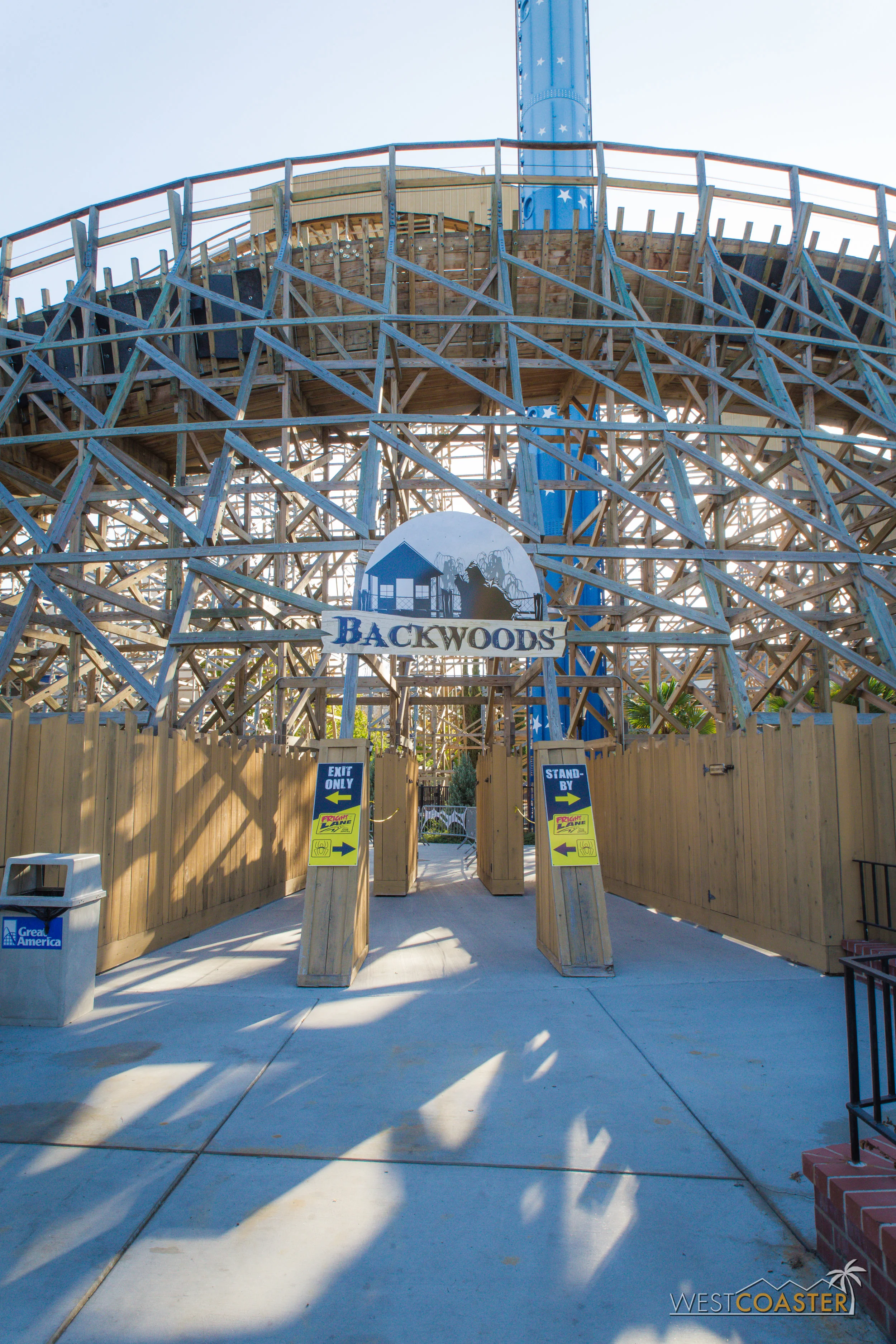 So we were treated to a VIP lights on walk-through of their newest maze, Backwoods. This thing was really fun. Scroll down to see what I mean...