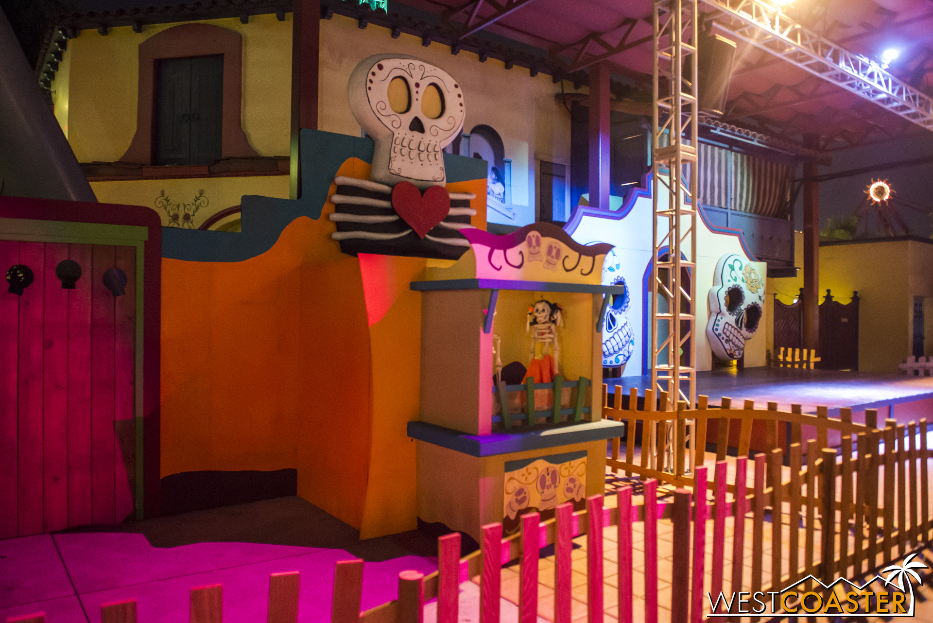  Fiesta de los Muertos also has a little diorama by the stage area, but no dance party (thank goodness). 