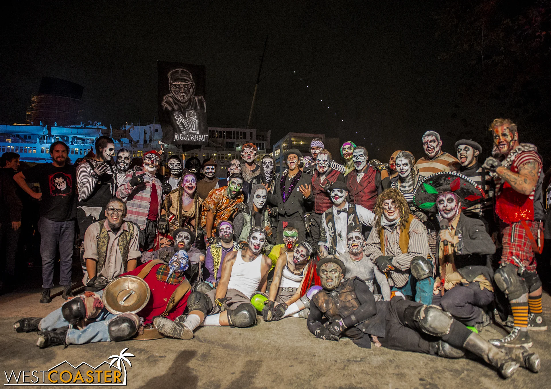 The whole Sliders Unite cast poses for a massive group photo.
