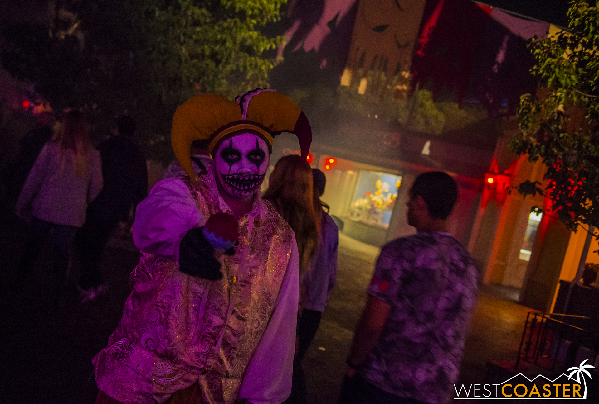  Unfortunately, it fell far short of expectations placed by this critic, who has been spoiled by Carnevil at Knott's Scary Farm. 