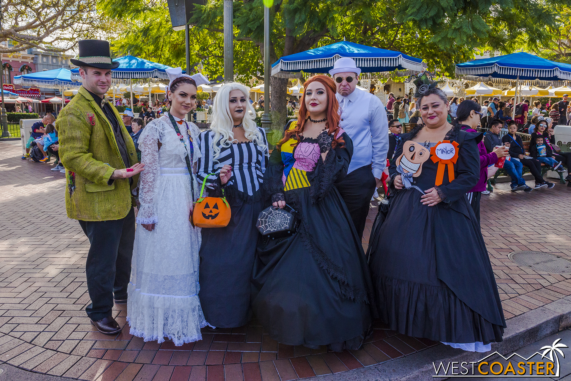  Everyday is Halloween for this  Nightmare Before Christmas  Disney Bounding group! 