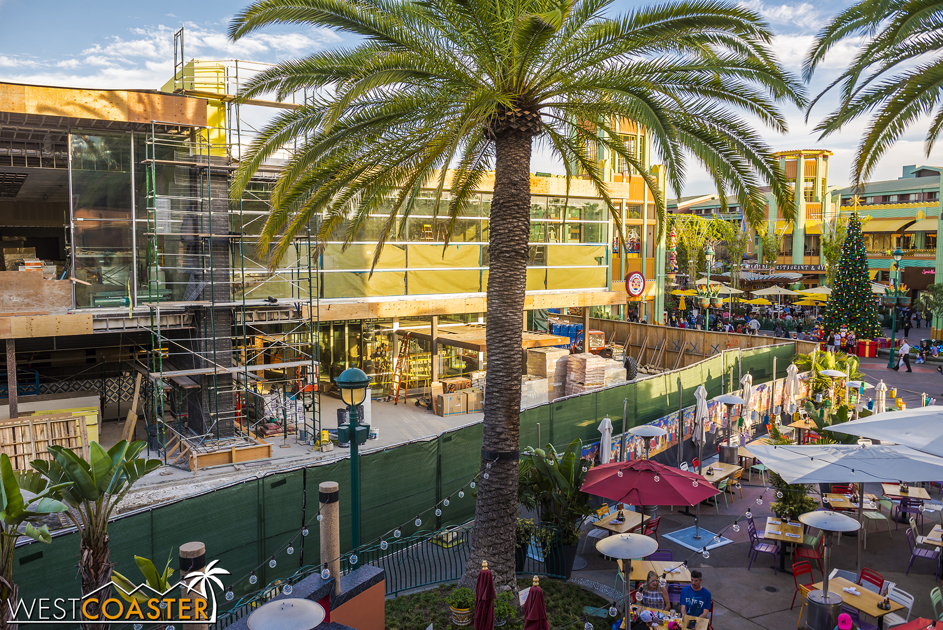  Looking back toward the main walkway of Downtown Disney. 