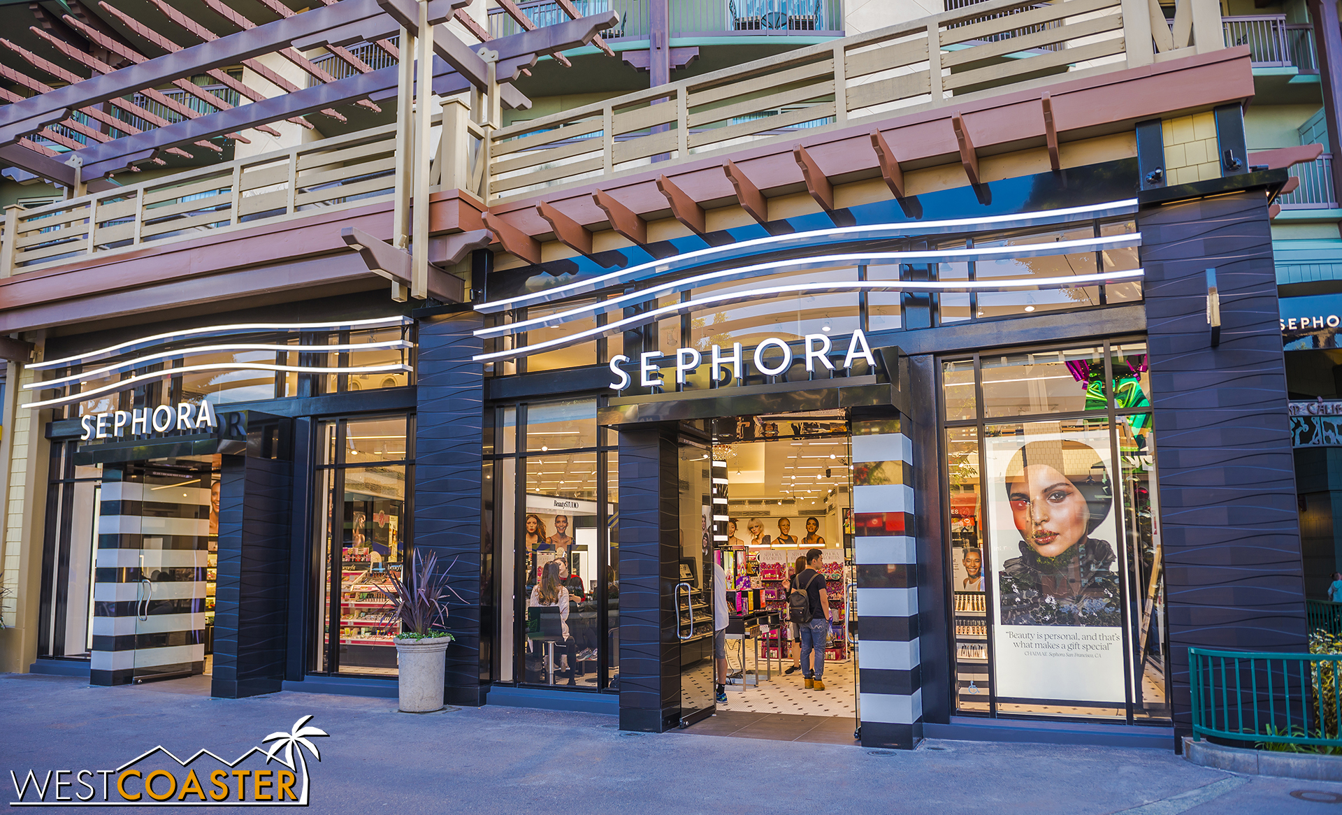  And Sephora's facade now looks a little more ripply textured. 