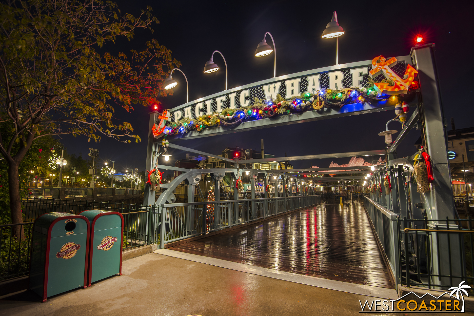  Last year, I happened to be at the parks during a drizzly evening, which yielded these nice photos. 