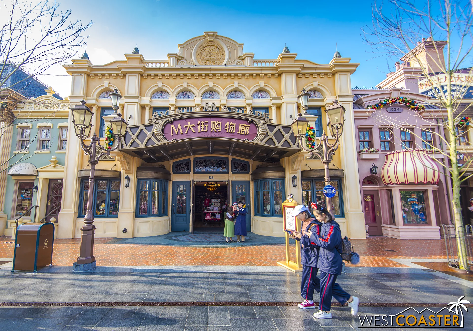 One of several entrances to Avenue M Arcade.