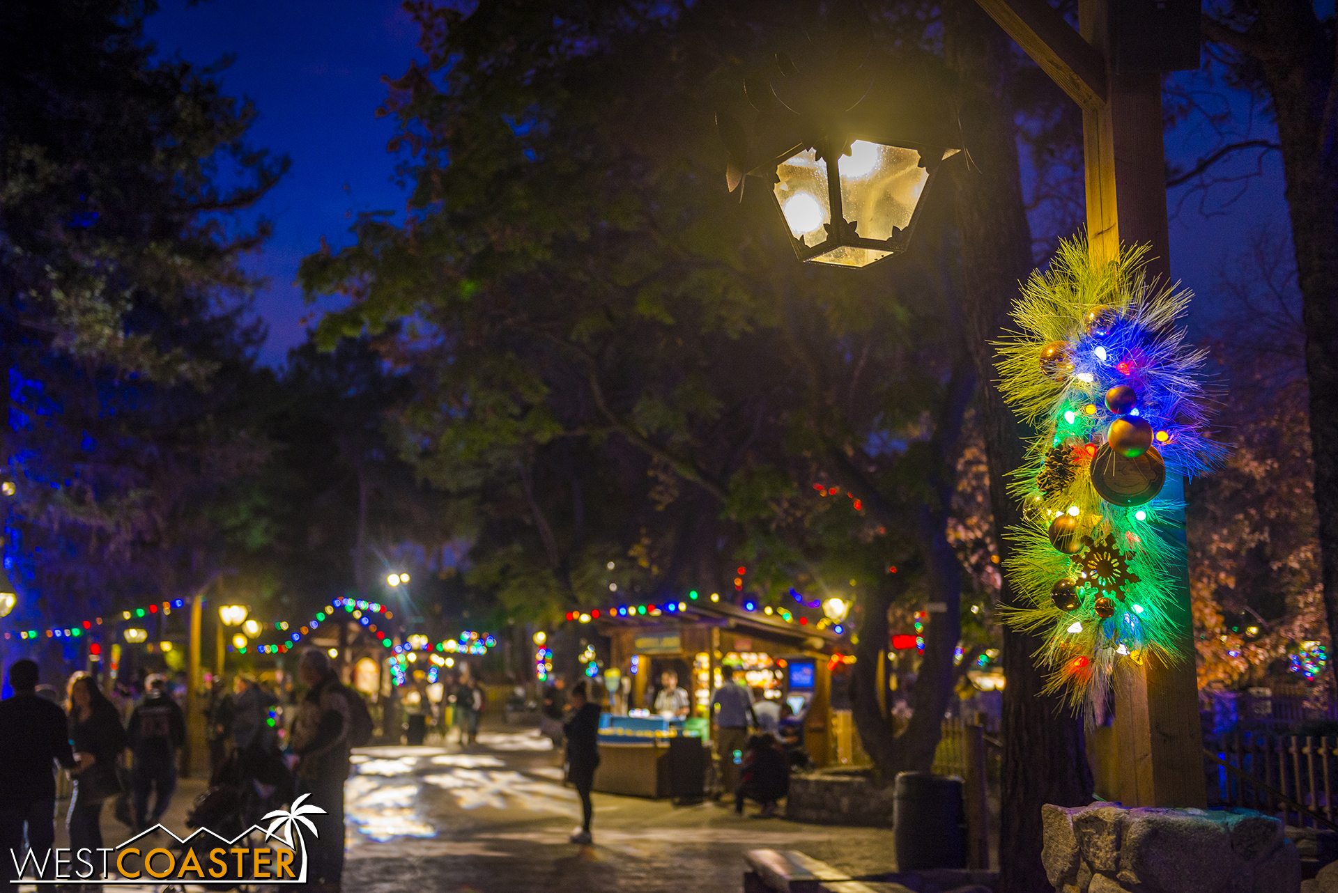  I had photos last year, but I didn't have really any nighttime photos from Camp Snoopy during Knott's Merry Farm this year. 