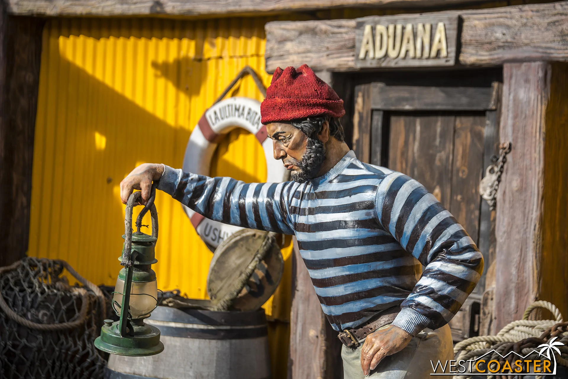 La Ultima Bita has a really cute outdoor gallery in a garden space behind the store.