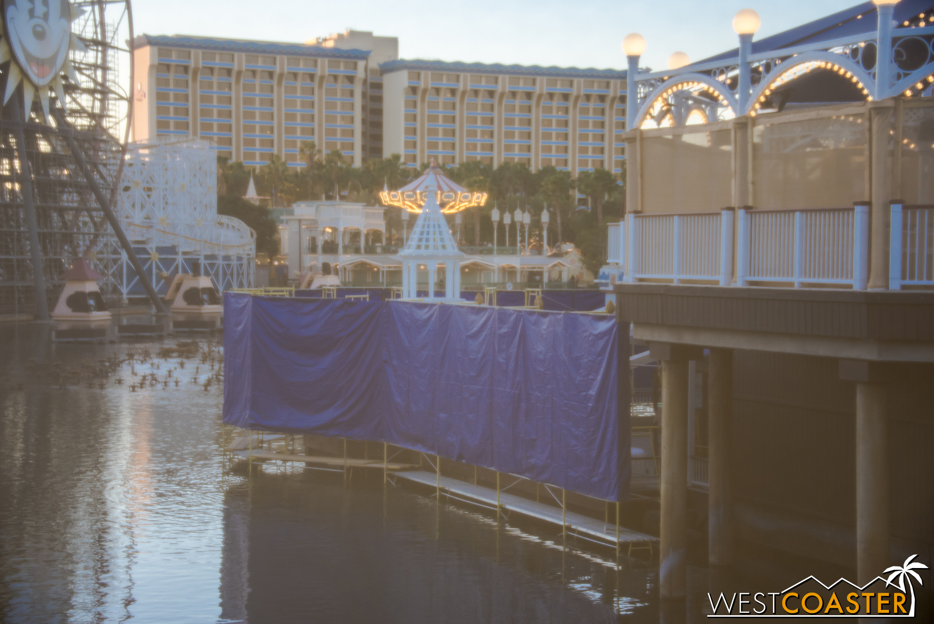  And a glimpse at the outdoor portion of Ariel's Grotto, for all you tarp enthusiasts. 