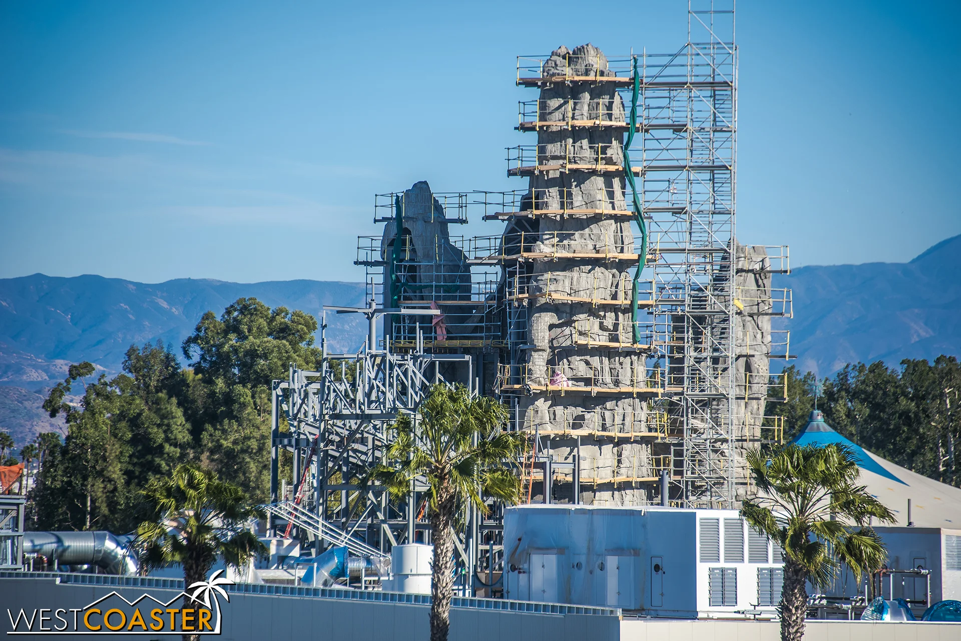  The progress looks great, though I'm a bit concerned that Disney will pull an Everest and not completely finish the rock on the back of house side, even though people driving down Disneyland Drive will totally see exposed structure. 