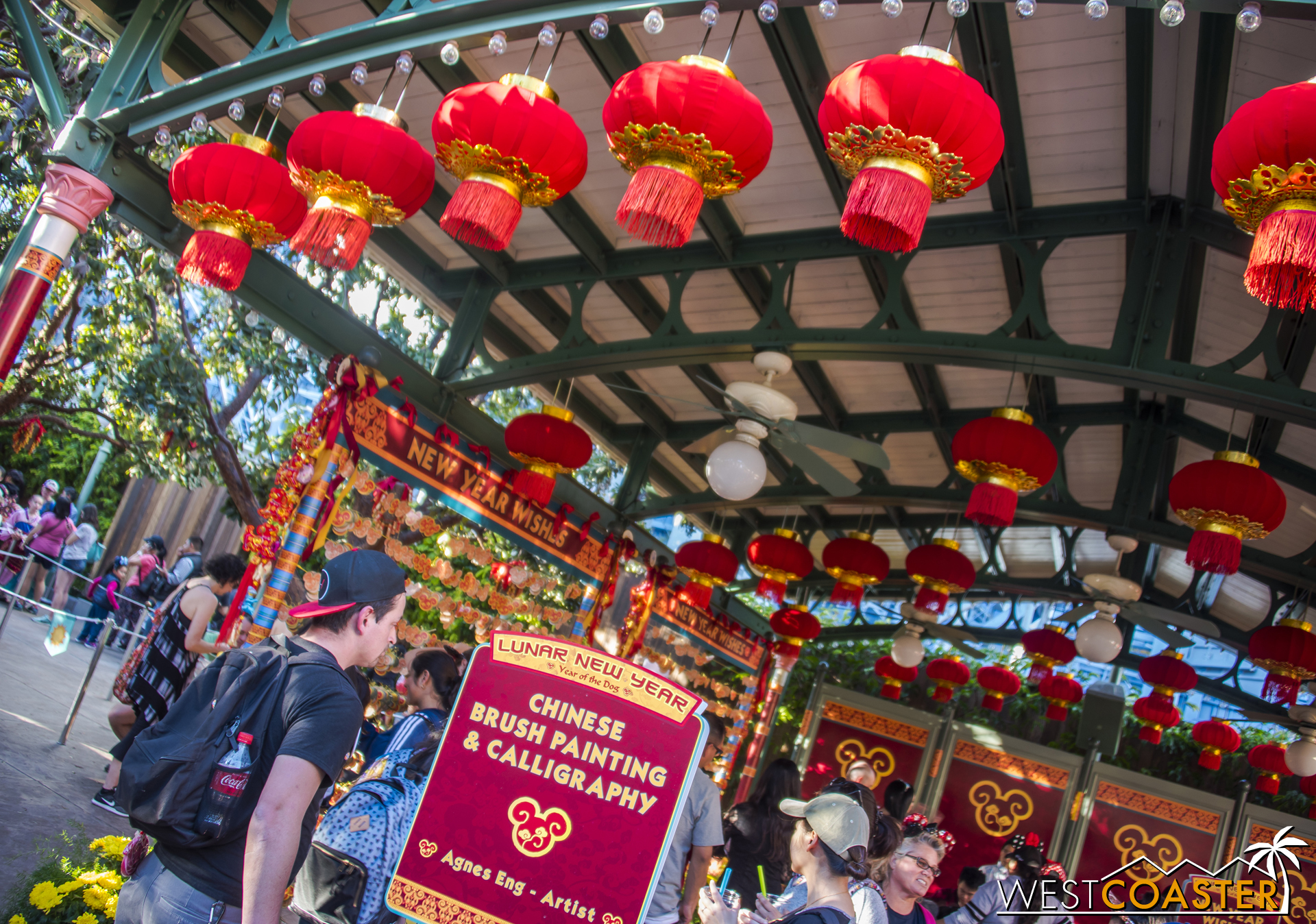  There are Chinese brush painting and calligraphy demonstrations at the covered areas beside Goofy's Sky School. 