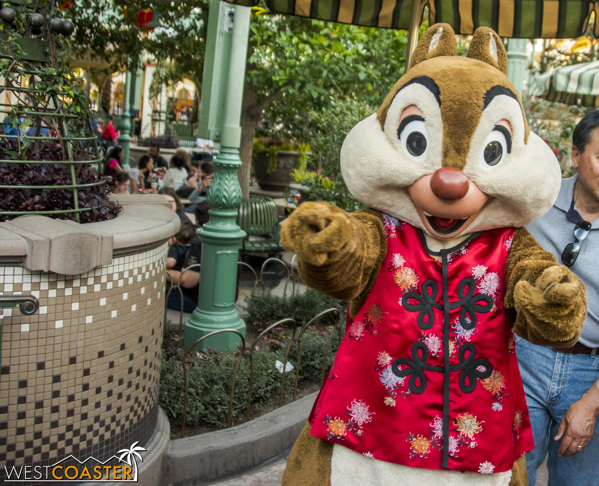  Just like last year, I ran into Chip &amp; Dale.&nbsp; 