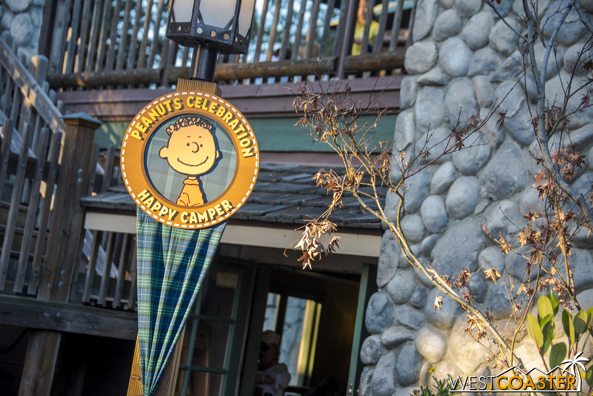  Banners for the Peanuts Celebration can be found throughout Camp Snoopy, but also elsewhere in the park. 